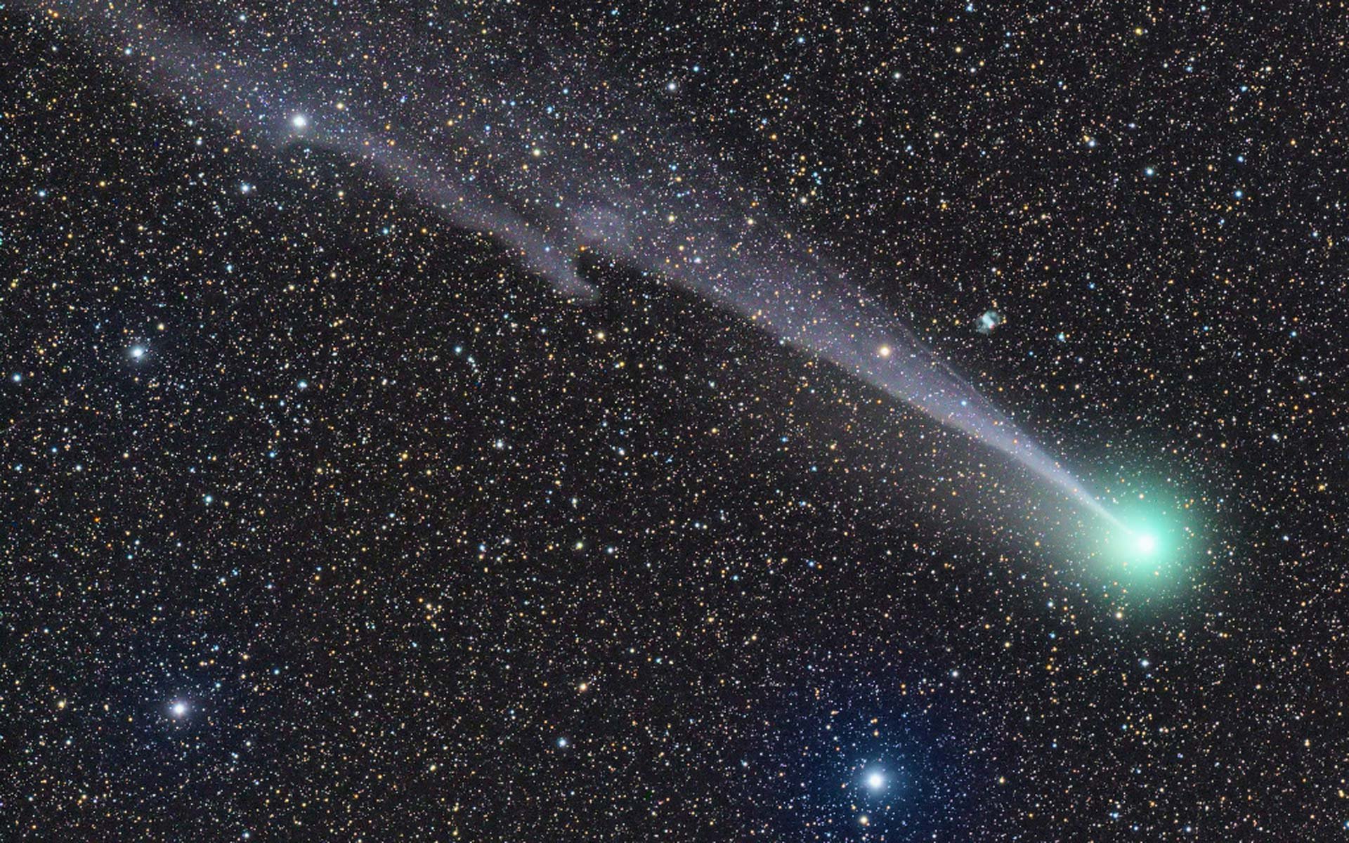 Wispy, Warped Tail of Comet Lovejoy | Space Wallpaper
