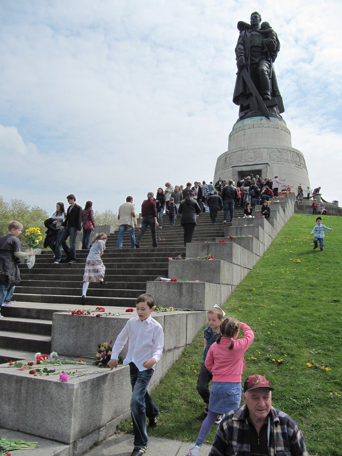 Soviet War Memorial (Treptower Park) - Wikipedia