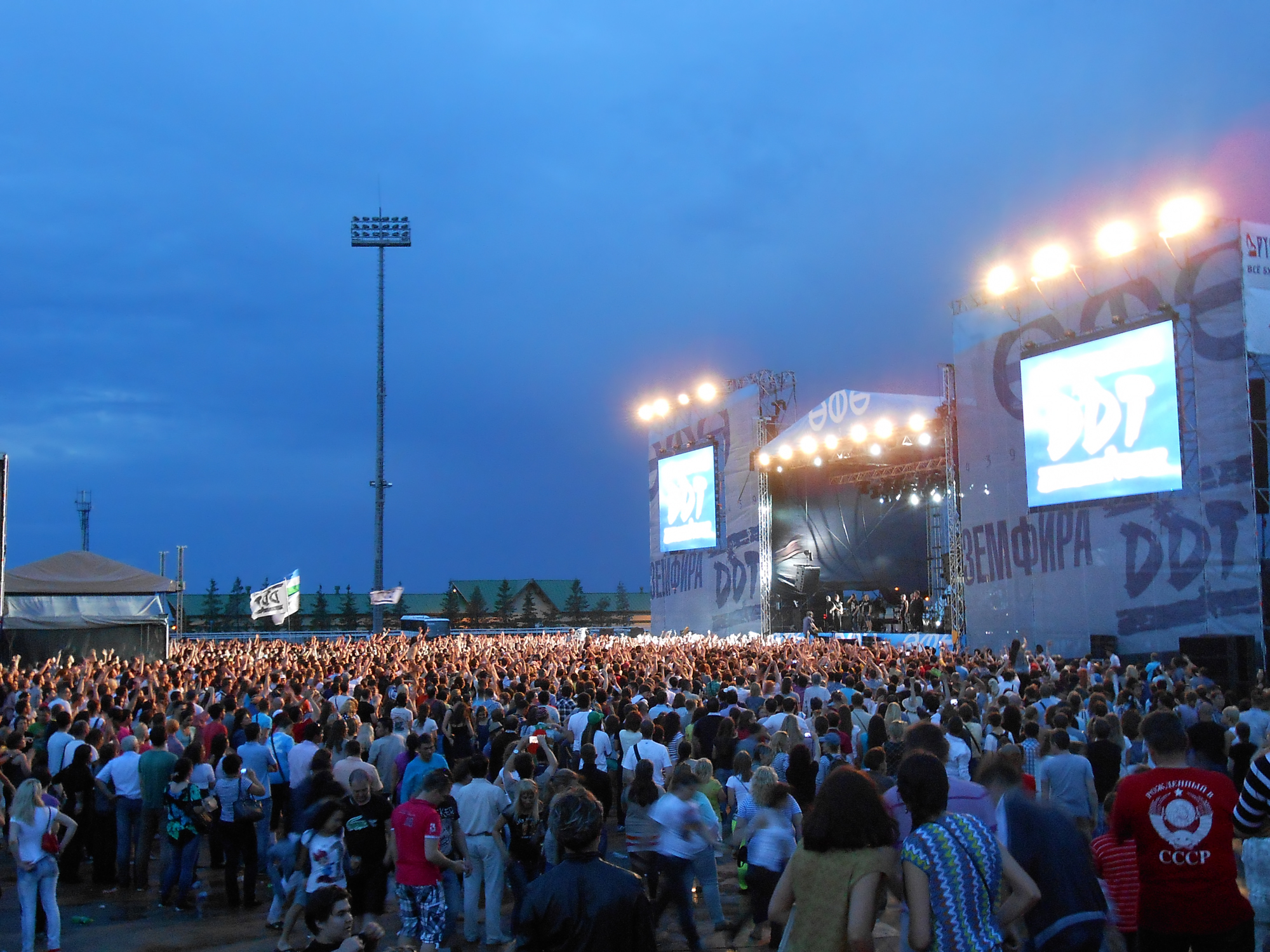 Concert crowd photo