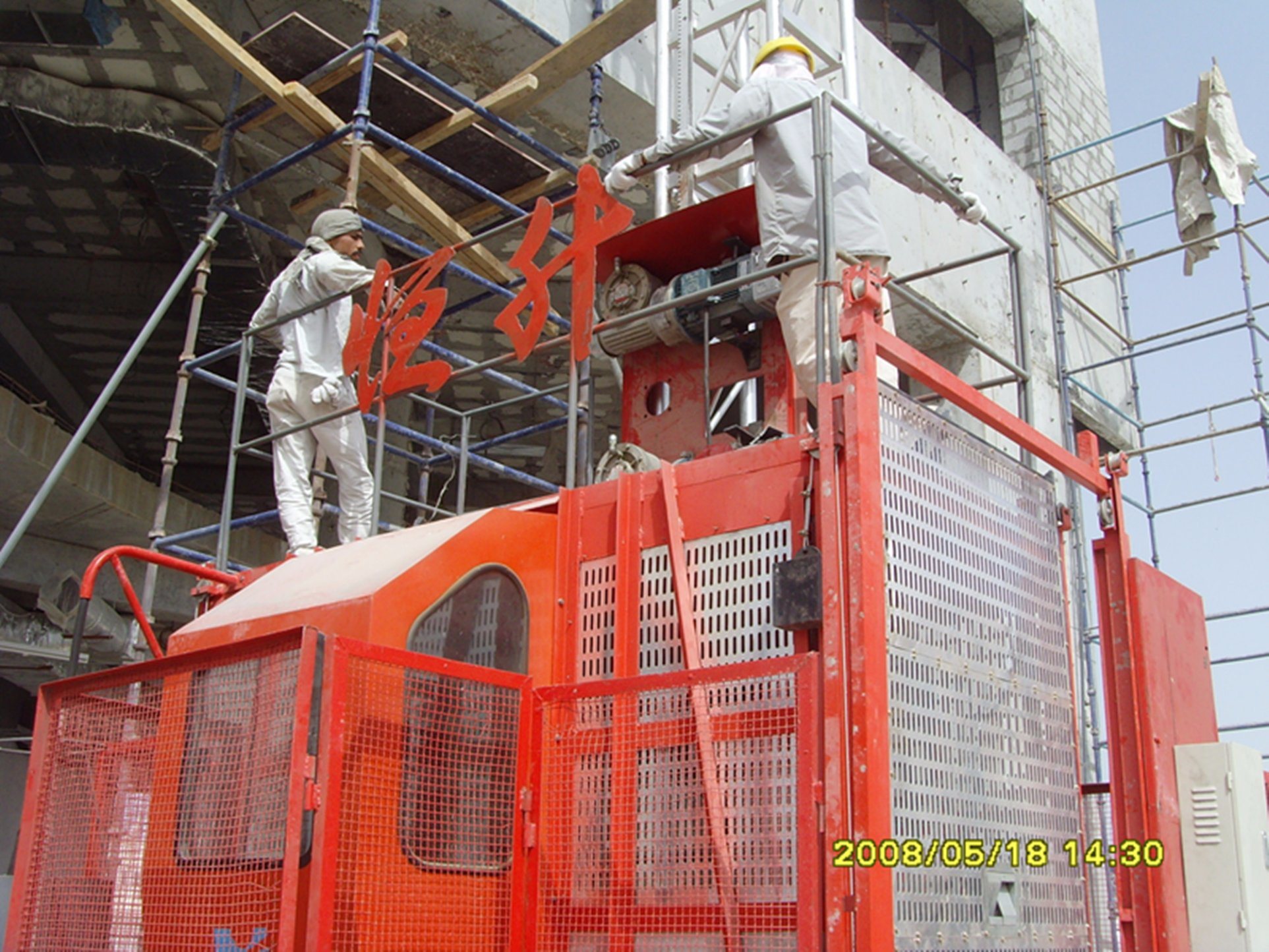 China Factory Supplied 2t Electric Construction Hoist Elevator Lift ...