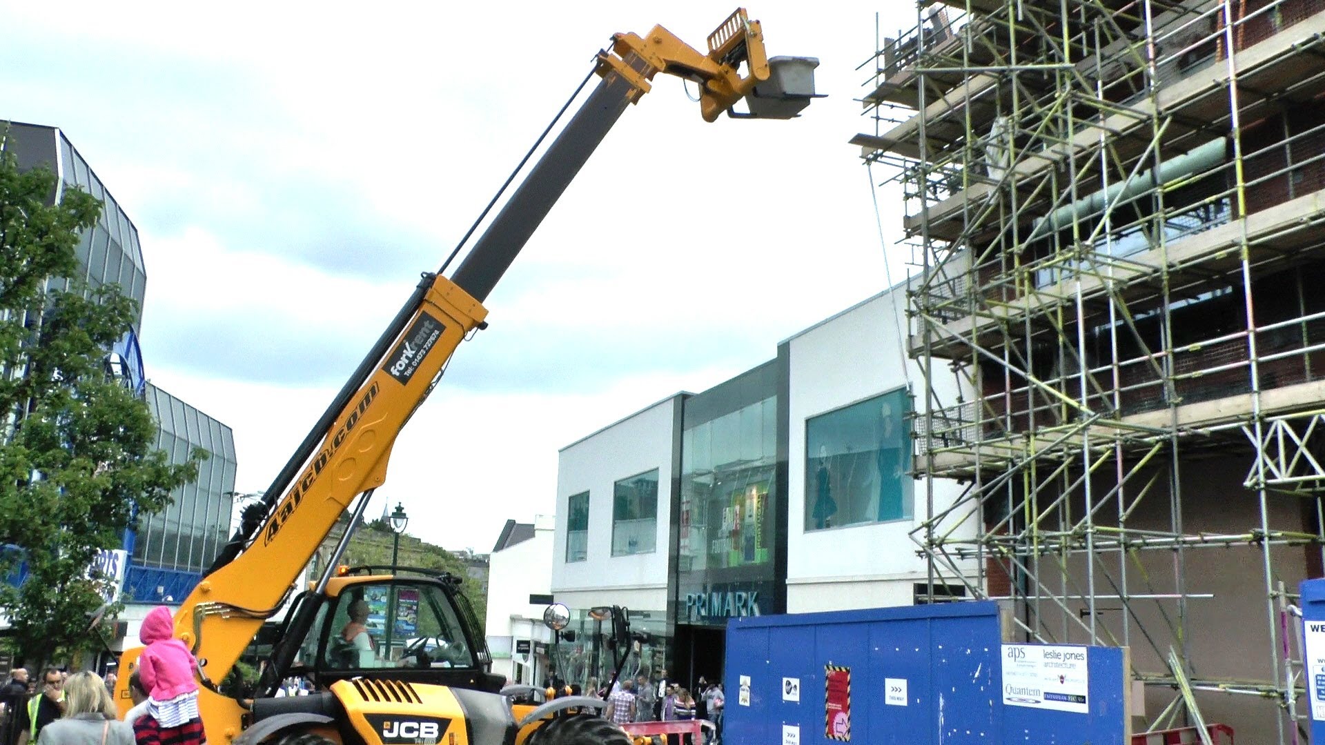 JCB Construction Site Forklift Lifting A Load - YouTube
