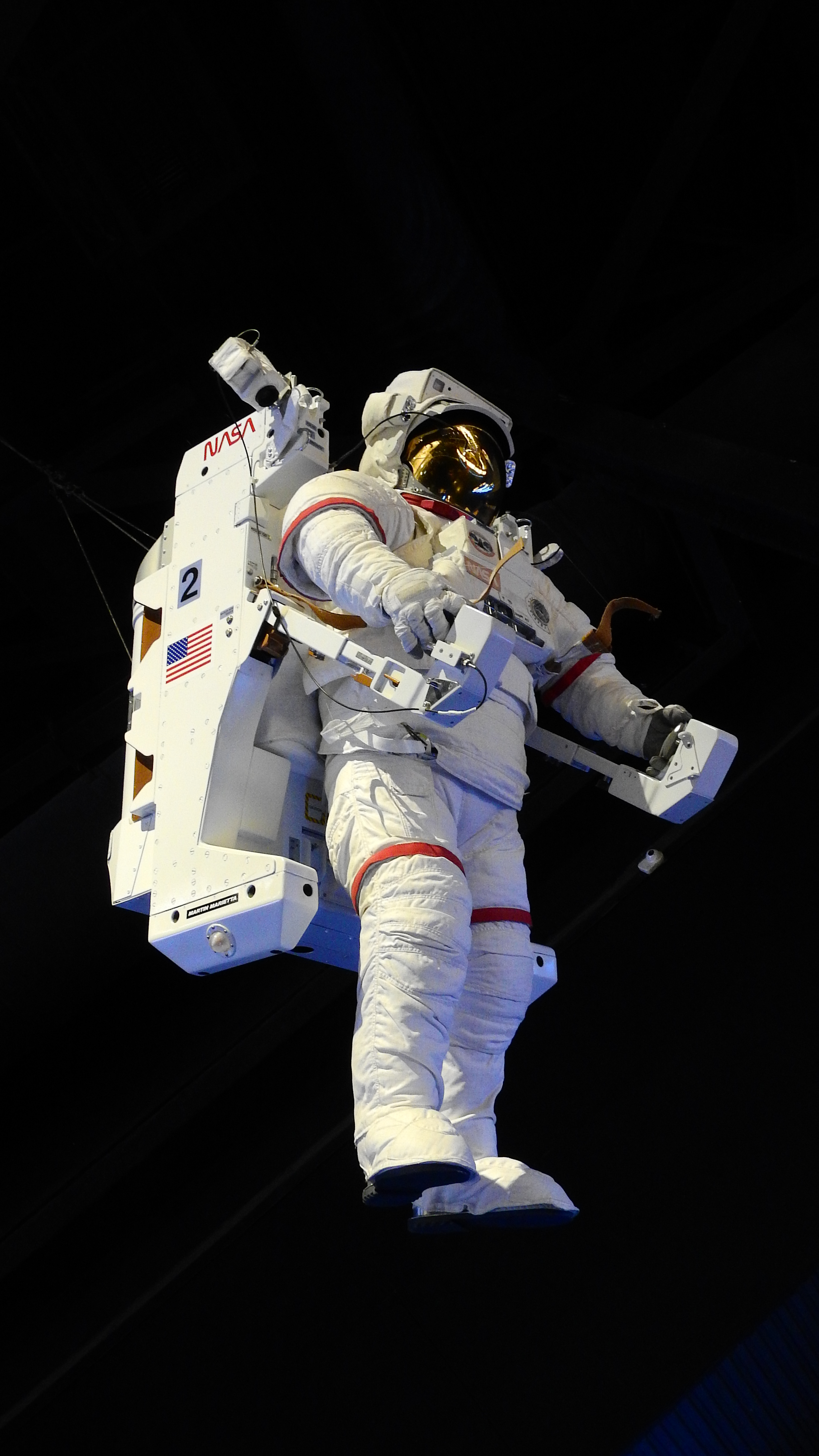 File:Astronaut, cosmonaut space suit model in Kennedy Space Center ...