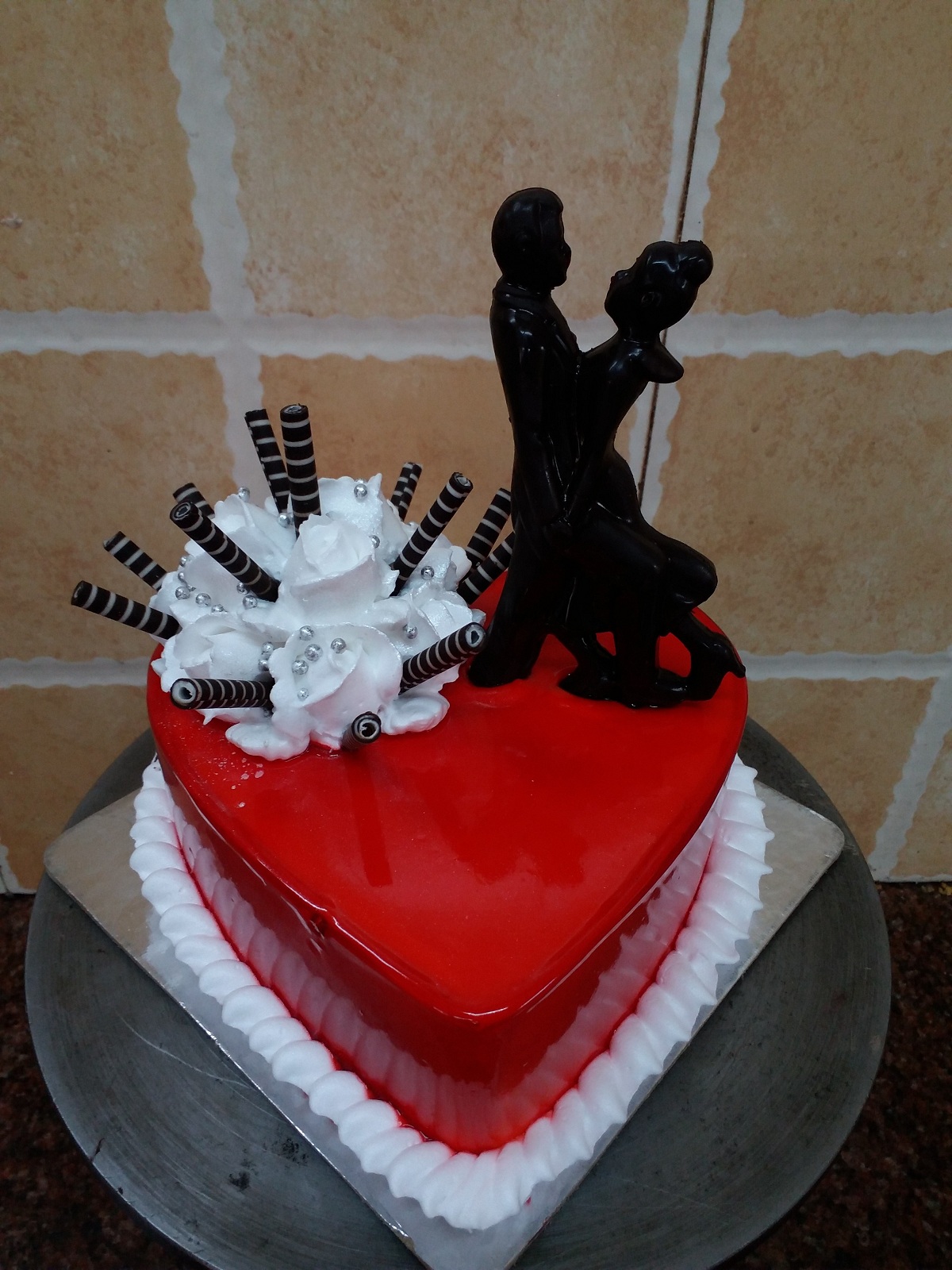 Red Heart Chocoate Couple Cake – Mahalaxmibakers