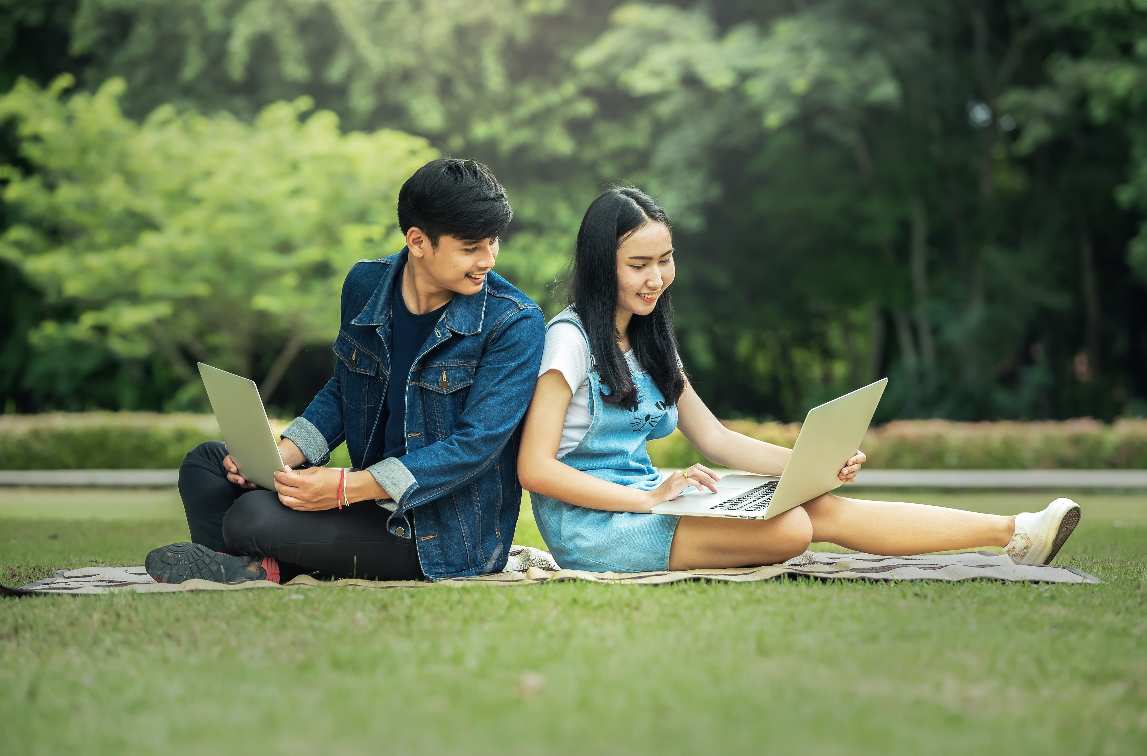 Студенты азиаты. Учеба на природе. Парень и девушка студенты. Молодежь и книга. Студенты на природе с ноутбуком.