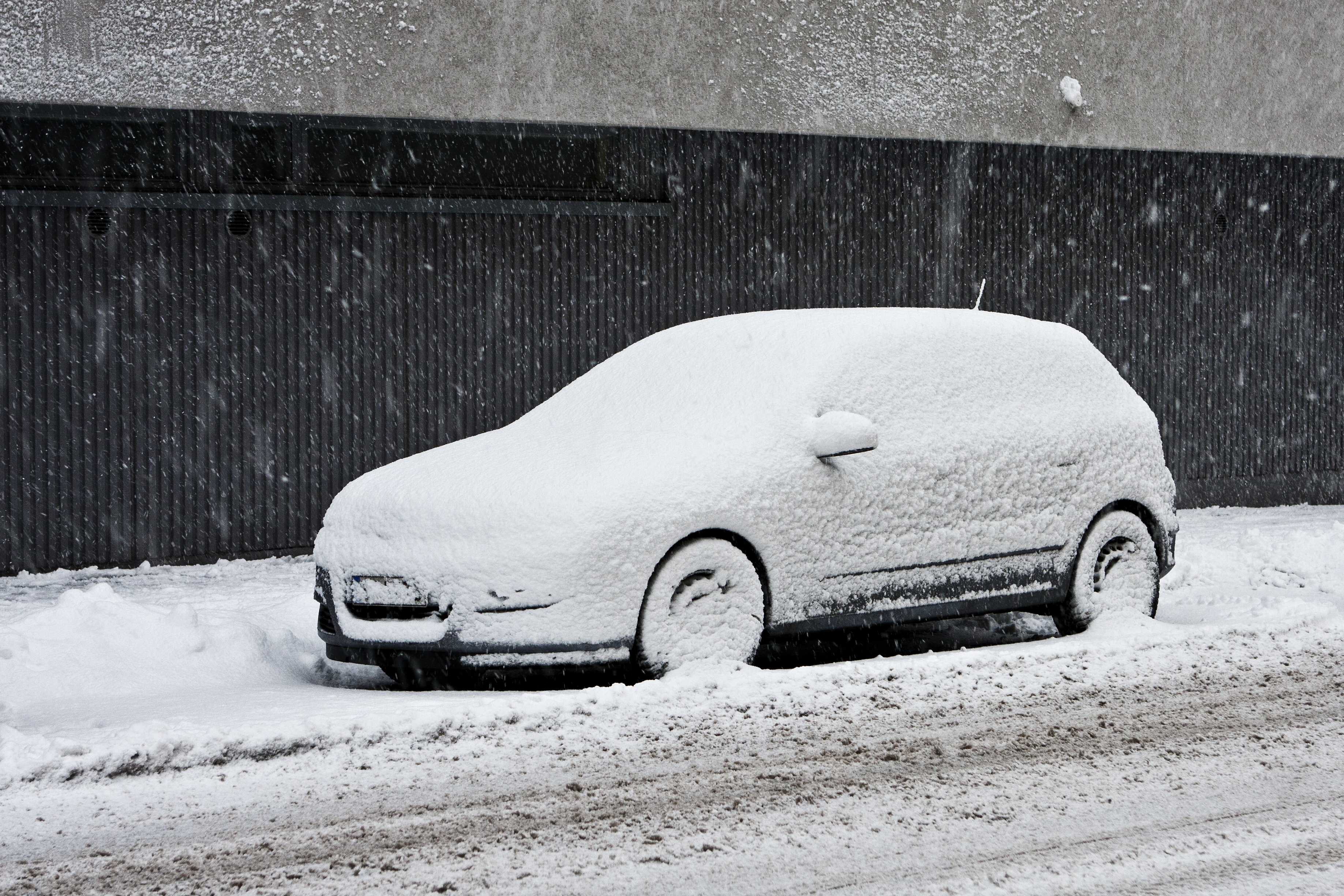 Замерзший сугроб. Машина в сугробе. Автомобиль зимой. Автомобиль под снегом. Прогрев авто зимой.