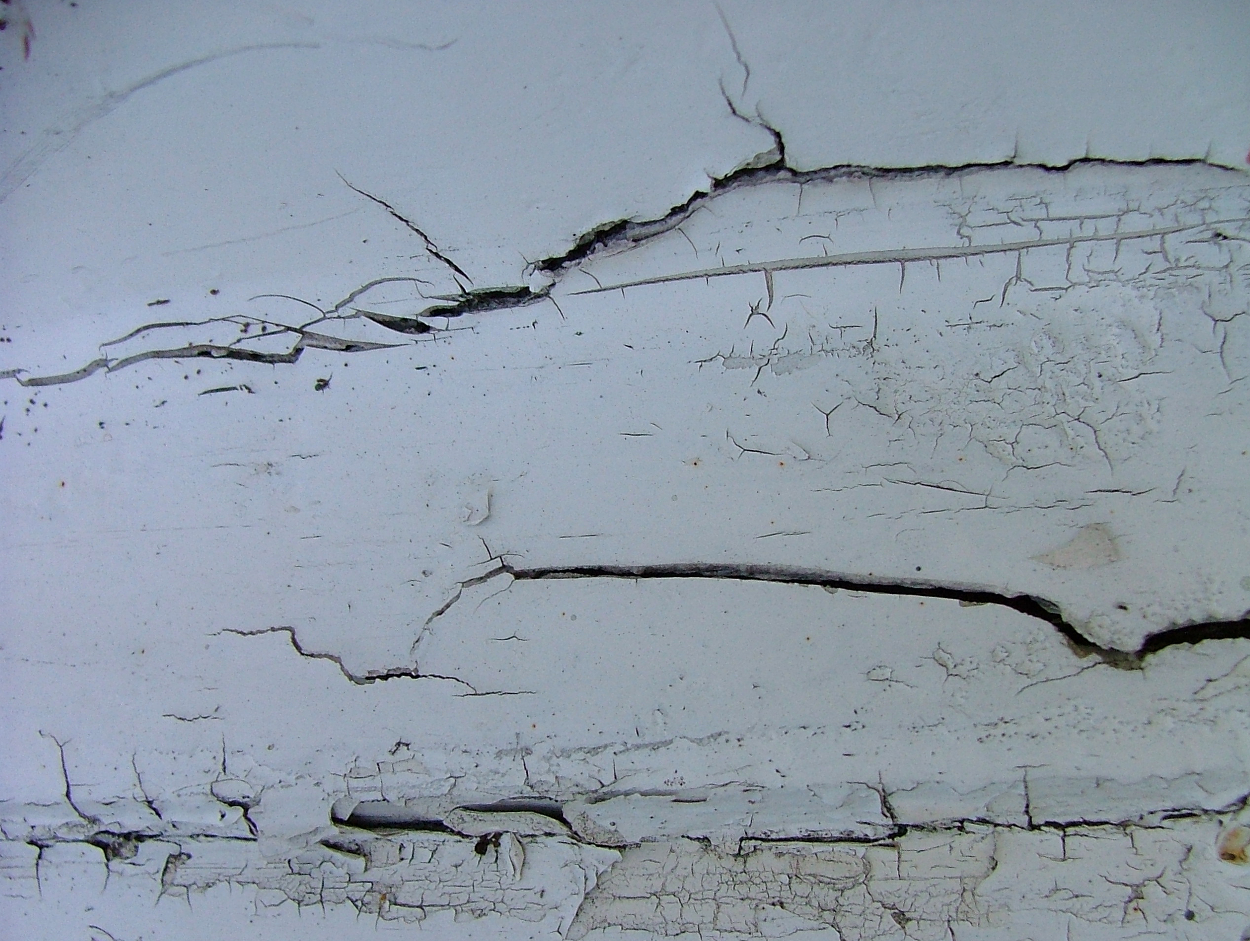 Трещины е. Текстура трещин. Трещины на краске. Трещина в стене. Старая стена в трещинах.