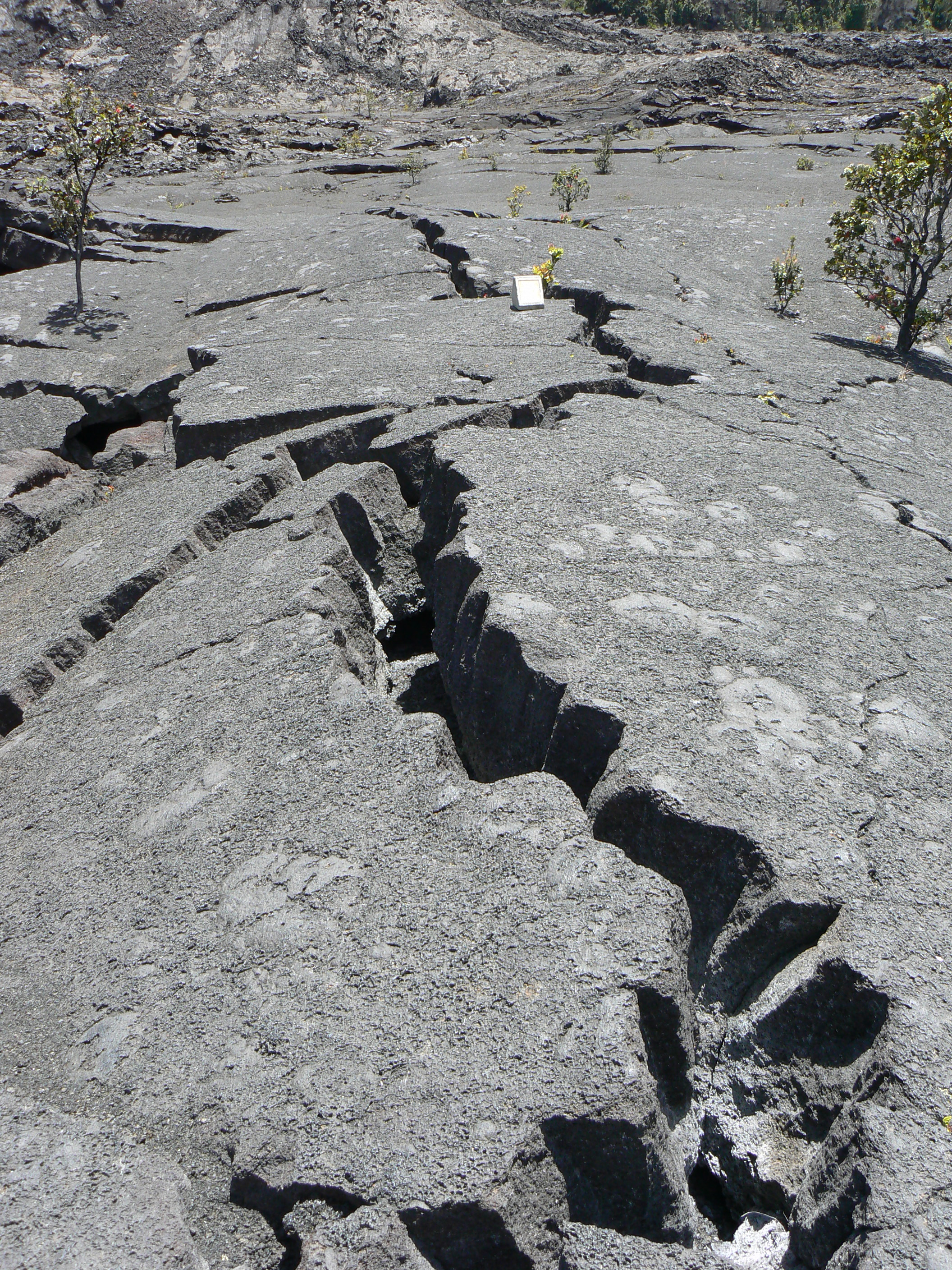 File:Cracked lava surface of Iki Crater.JPG - Wikimedia Commons