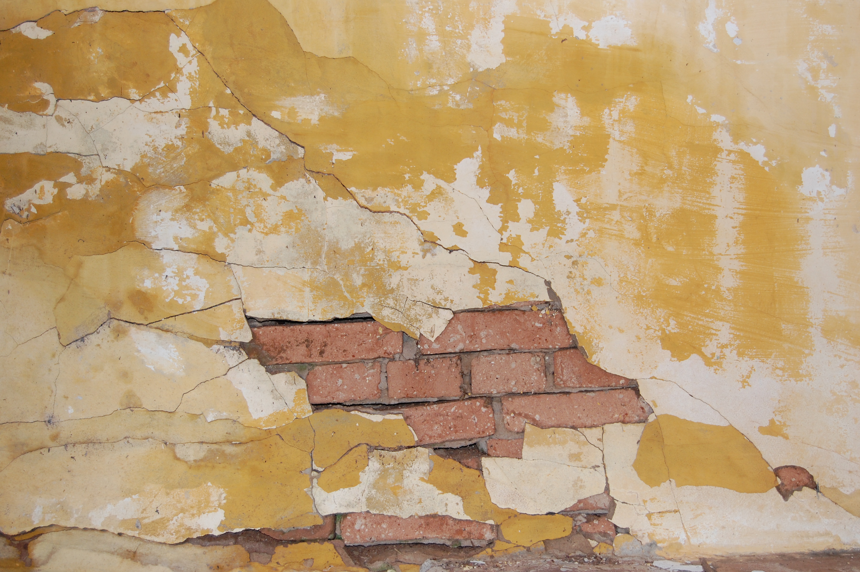 Cracked wall | photo page - everystockphoto