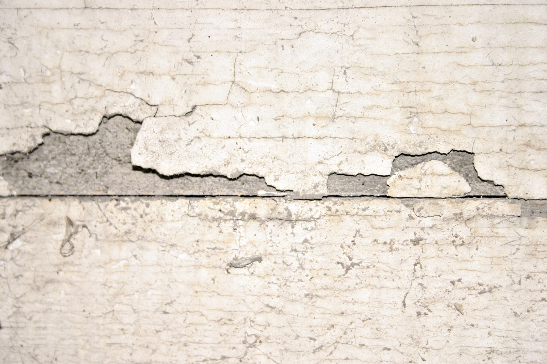 Обои трещина в стене. Старая стена в трещинах. Трещины на стене текстура. Трещины в бетоне. Текстура бетона с трещинами.
