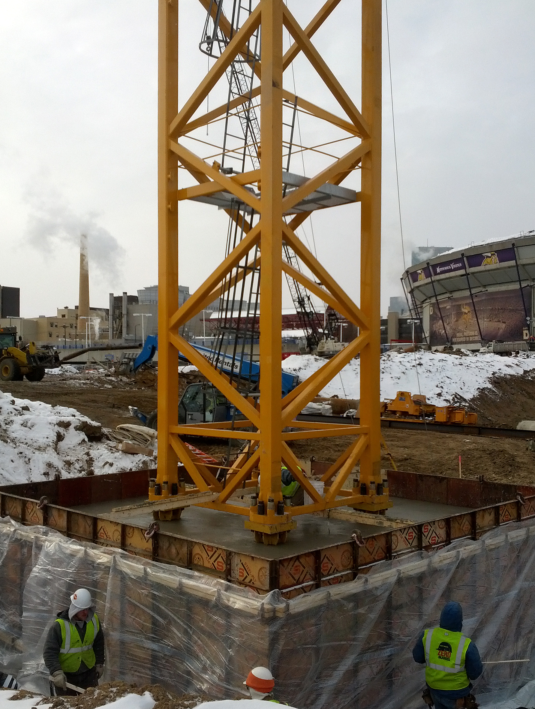 Movin' on up: workers to install tower crane at Vikings stadium site ...