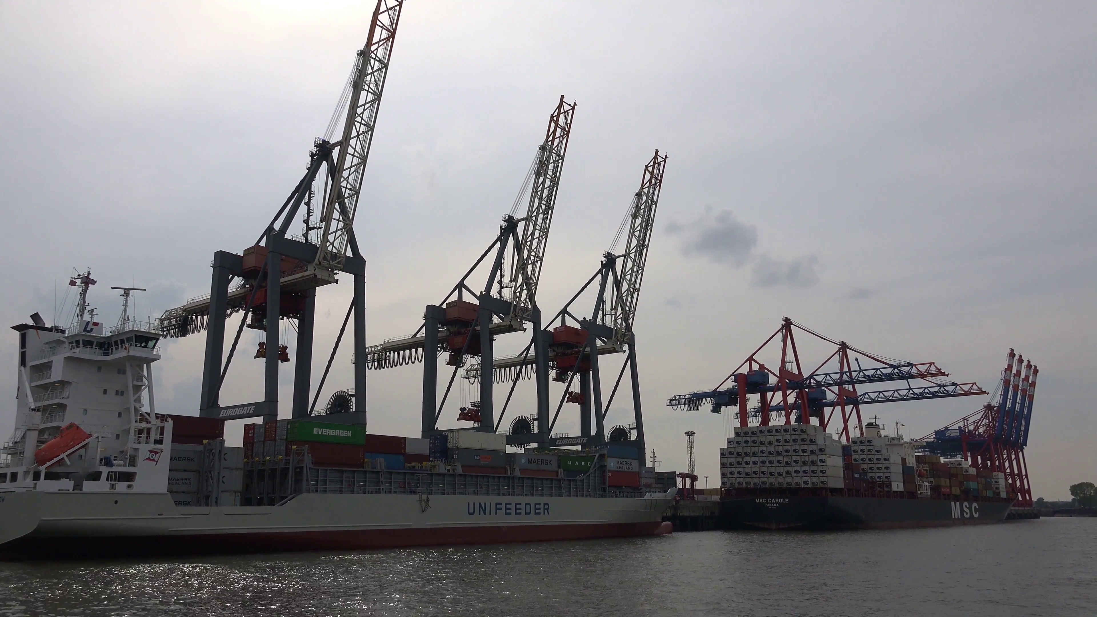 4k Big container ships and dockside cranes in Hamburg harbour Stock ...