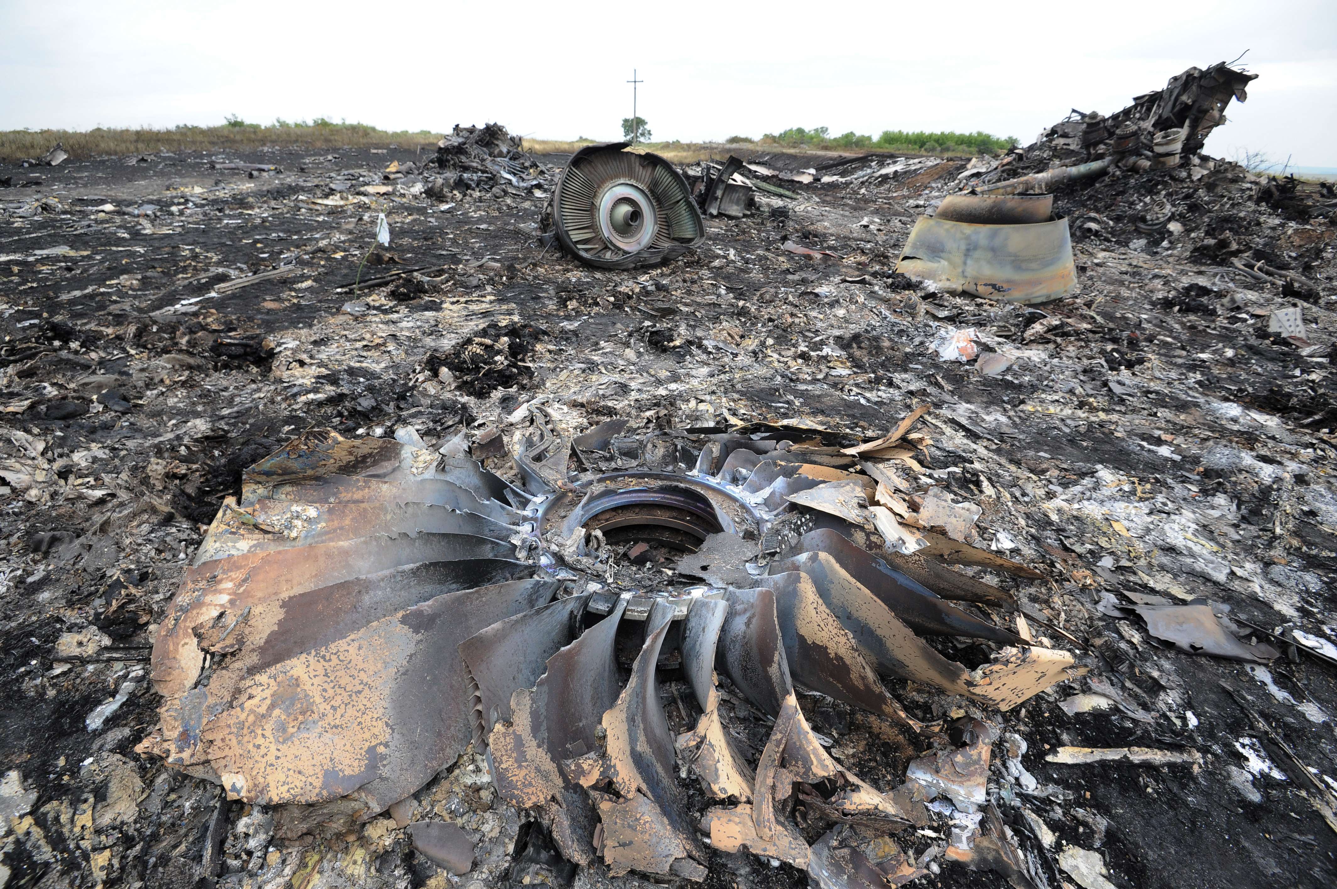 Missile debris found at MH17 crash site / The-Ave.US