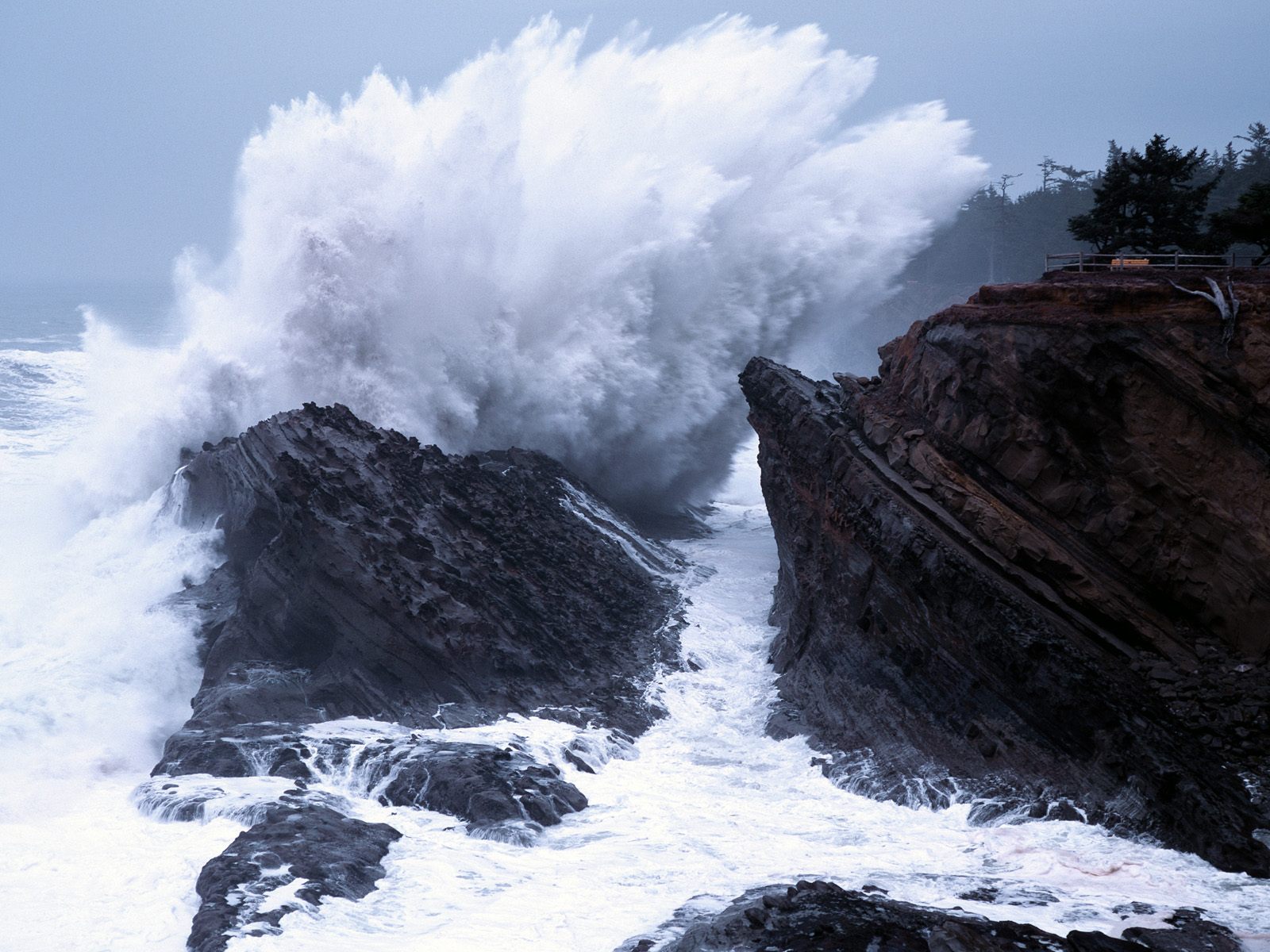 Crashing Waves Oregon wallpaper