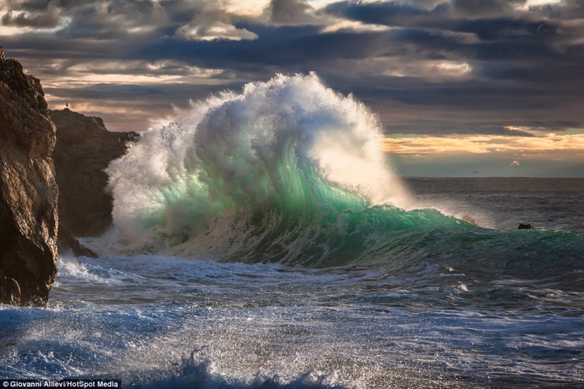 Диффузные волны. Бискайский залив волны убийцы. Бушующее море. Море, волны. Океан волны.