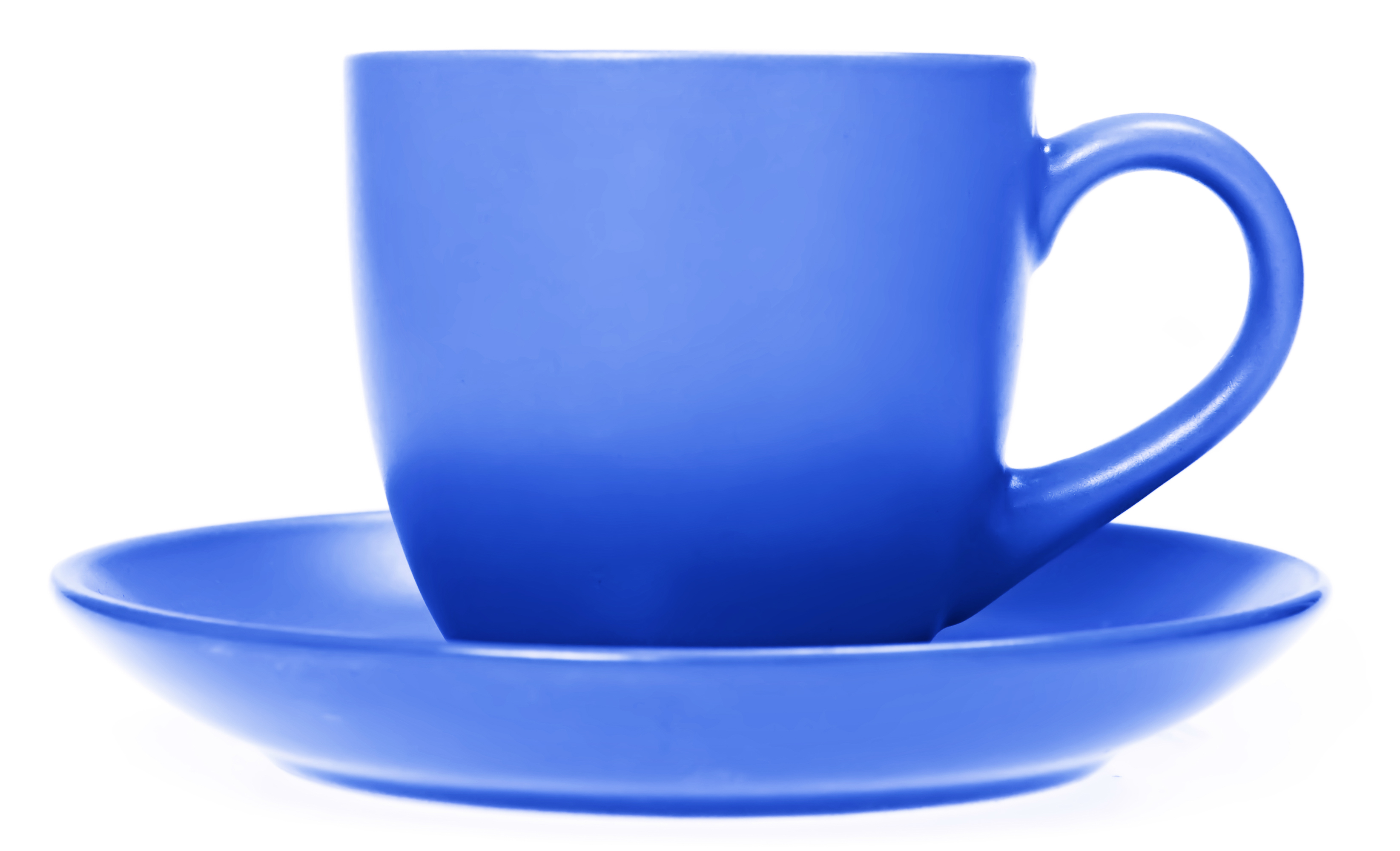 Синяя чашка на белом фоне