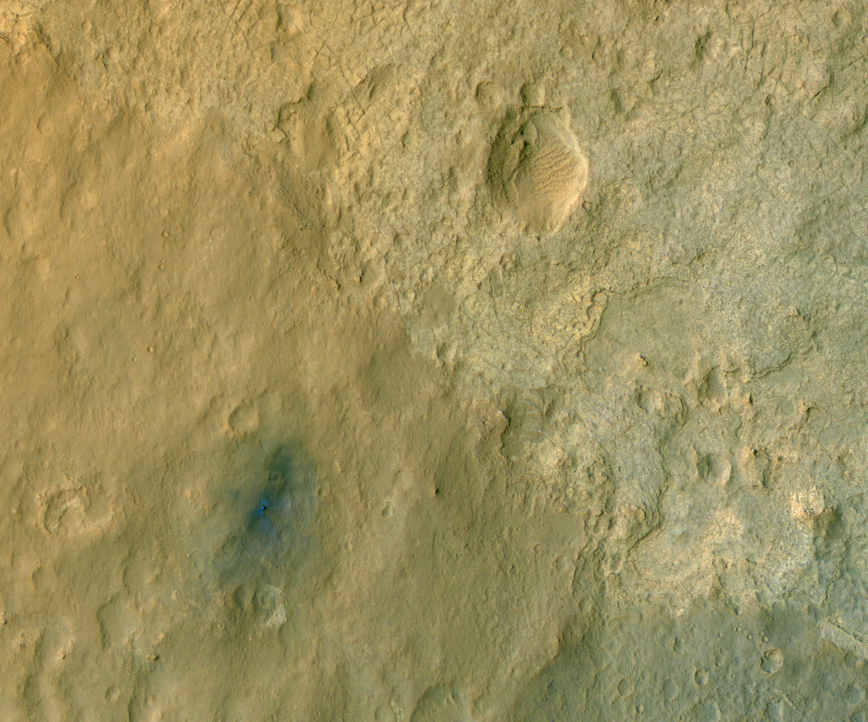 Nasa's Curiosity Mars rover seen in new satellite image - BBC News