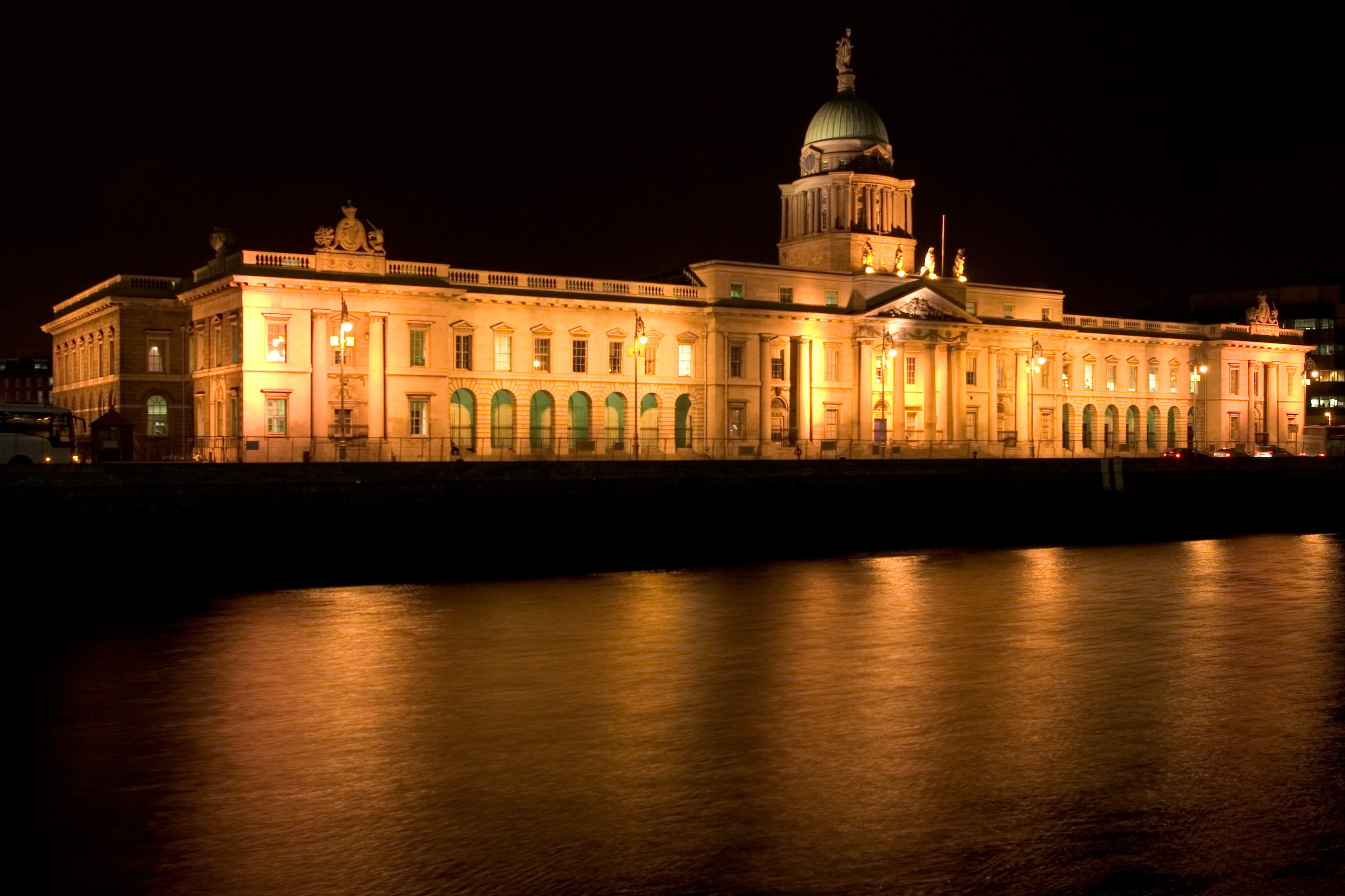 File:Dublin Custom House at night 2.jpg - Wikimedia Commons