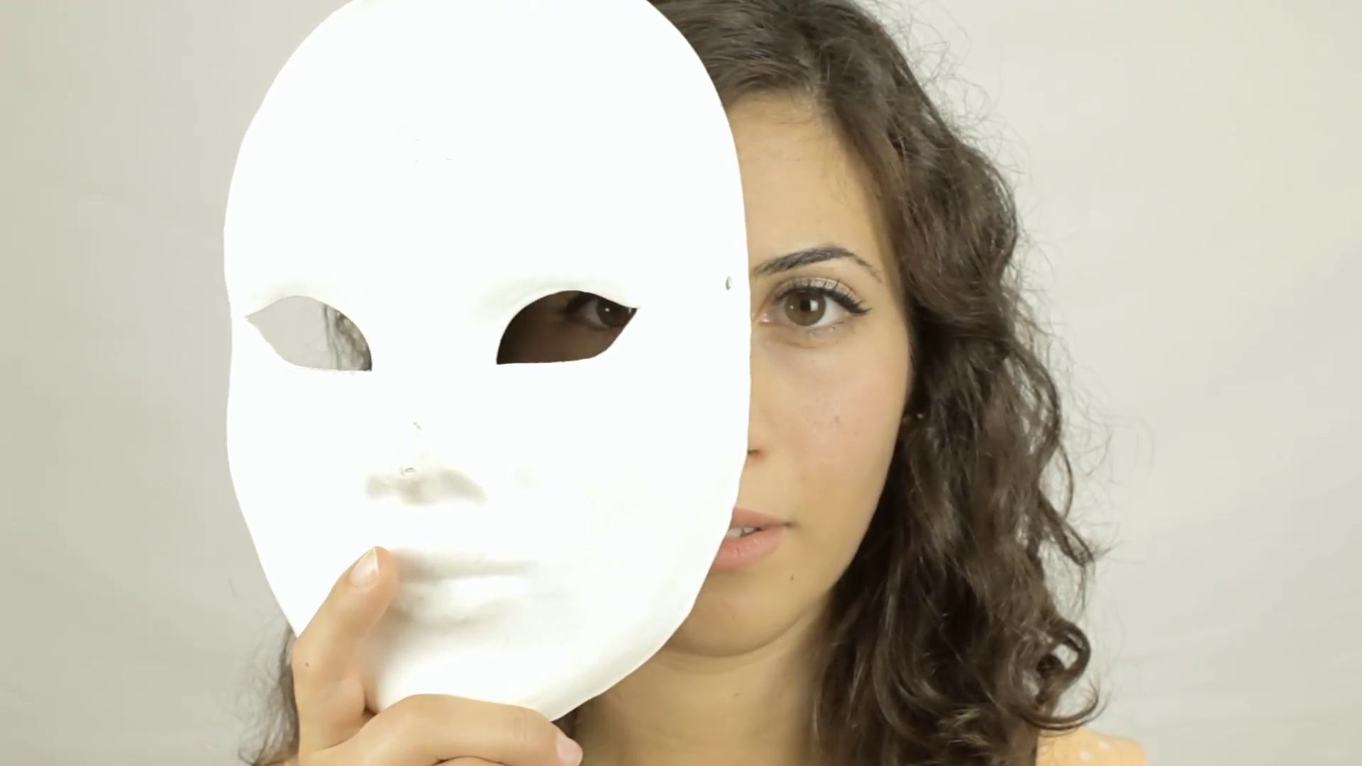 Маска лучшее видео. Девушка в белой маске. Белая маска. Маска скрывающая лицо. Маска для скрытия личности.