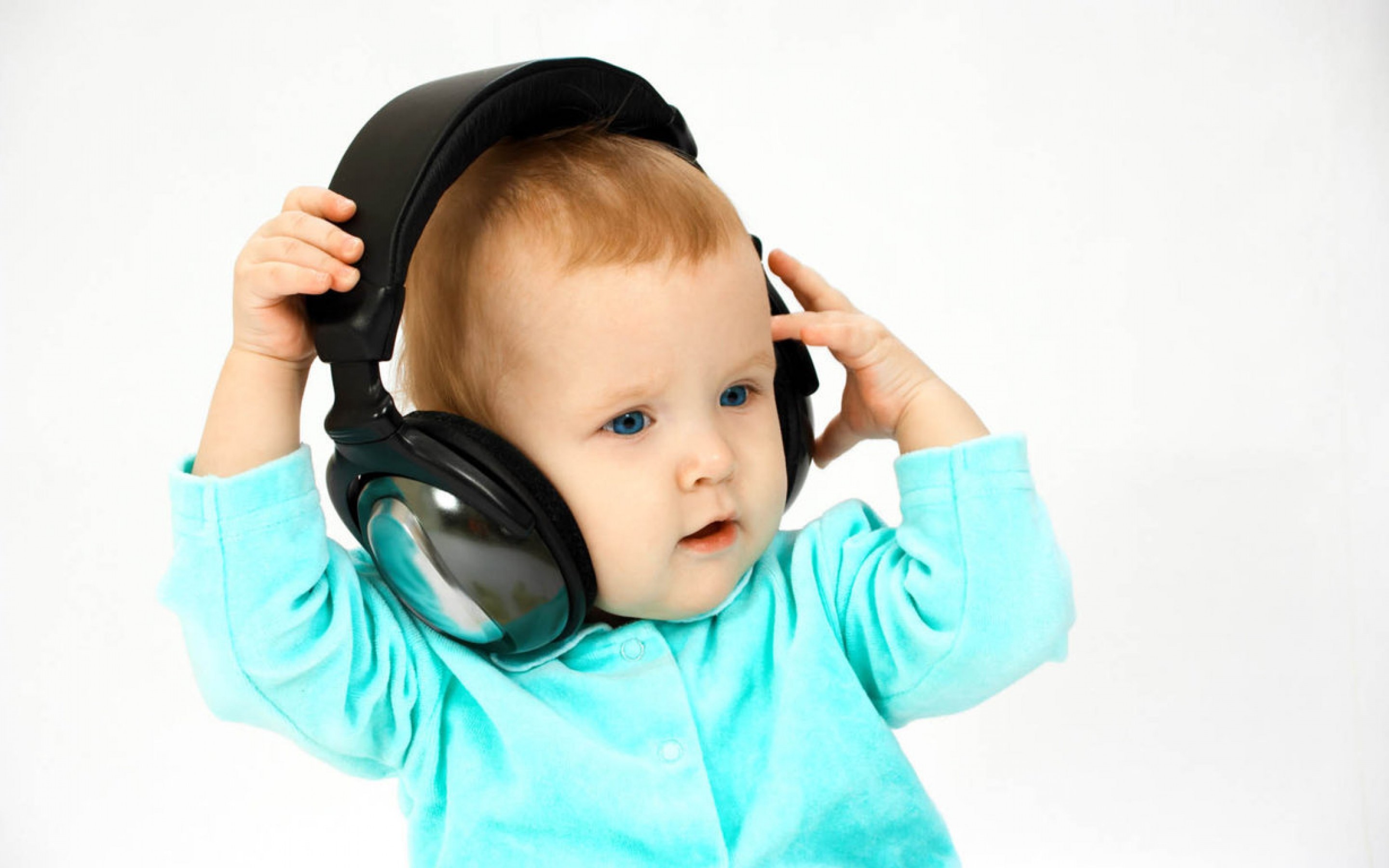 Cute Baby Litioning Song in Headphone Wallpapers | HD Wallpapers