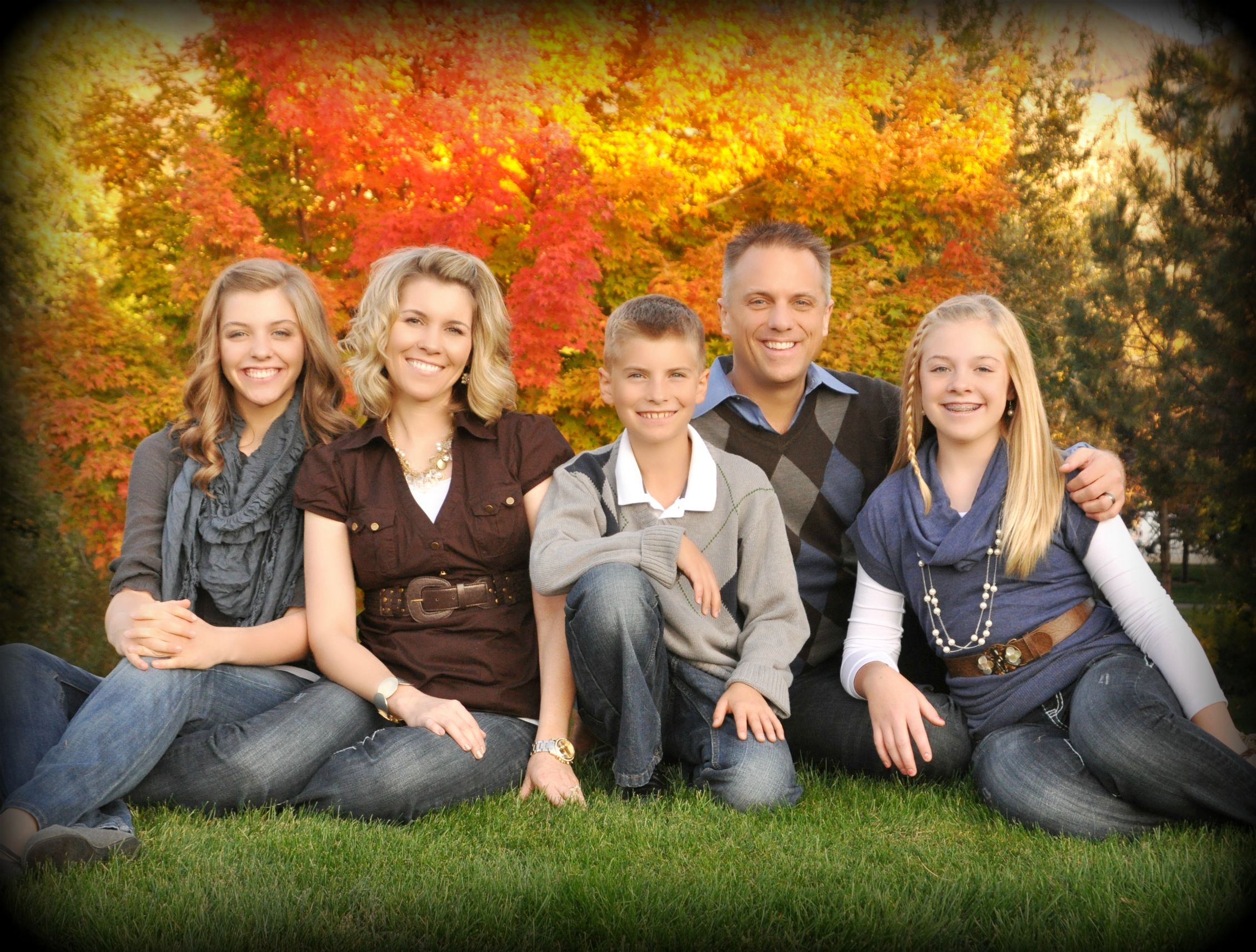 Cute family pose idea | Fall Family pictures www.cheapshotsllc.com ...