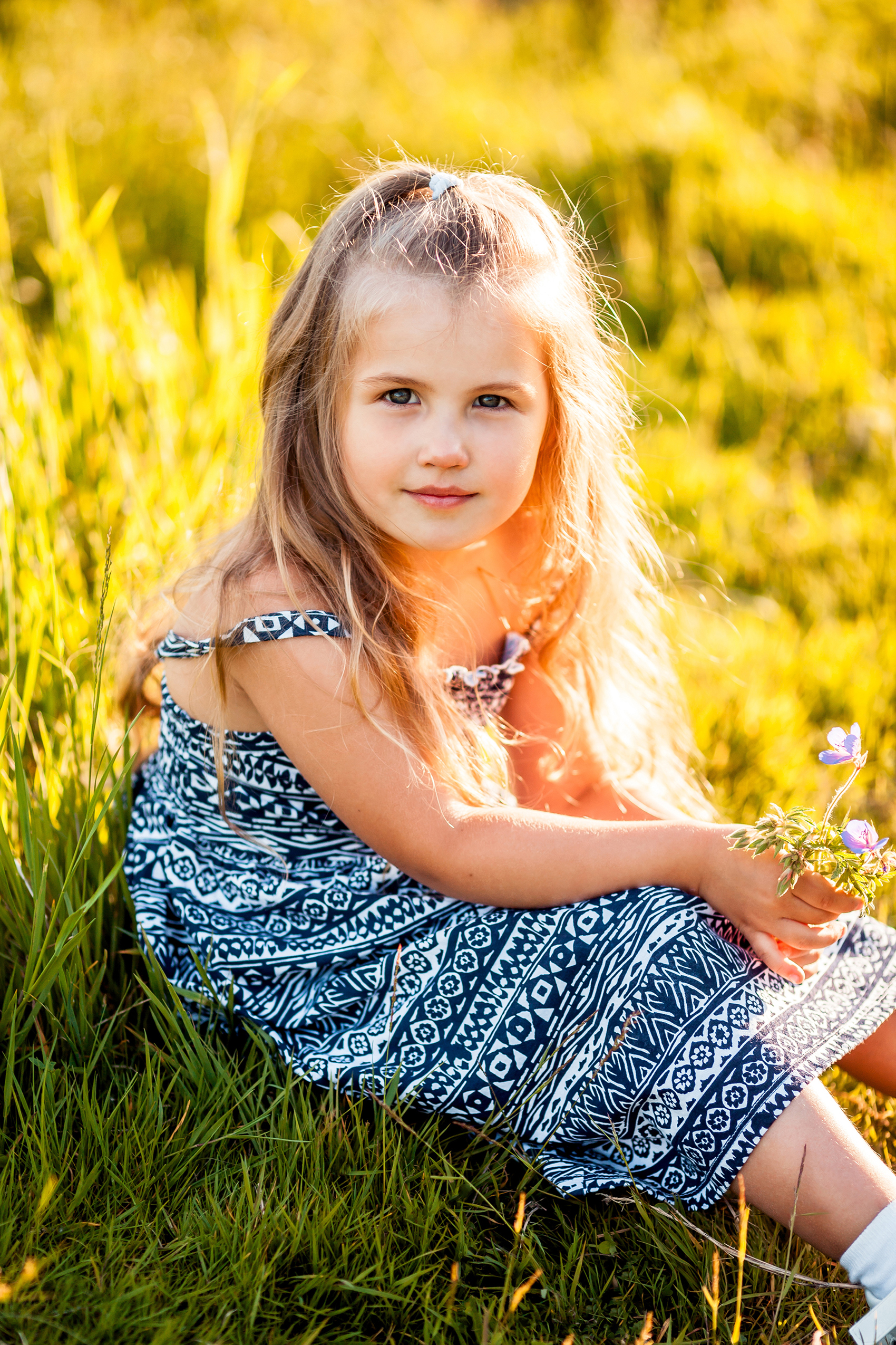 Cute girl sitting on the grass 52859 - Children's Album - Figure