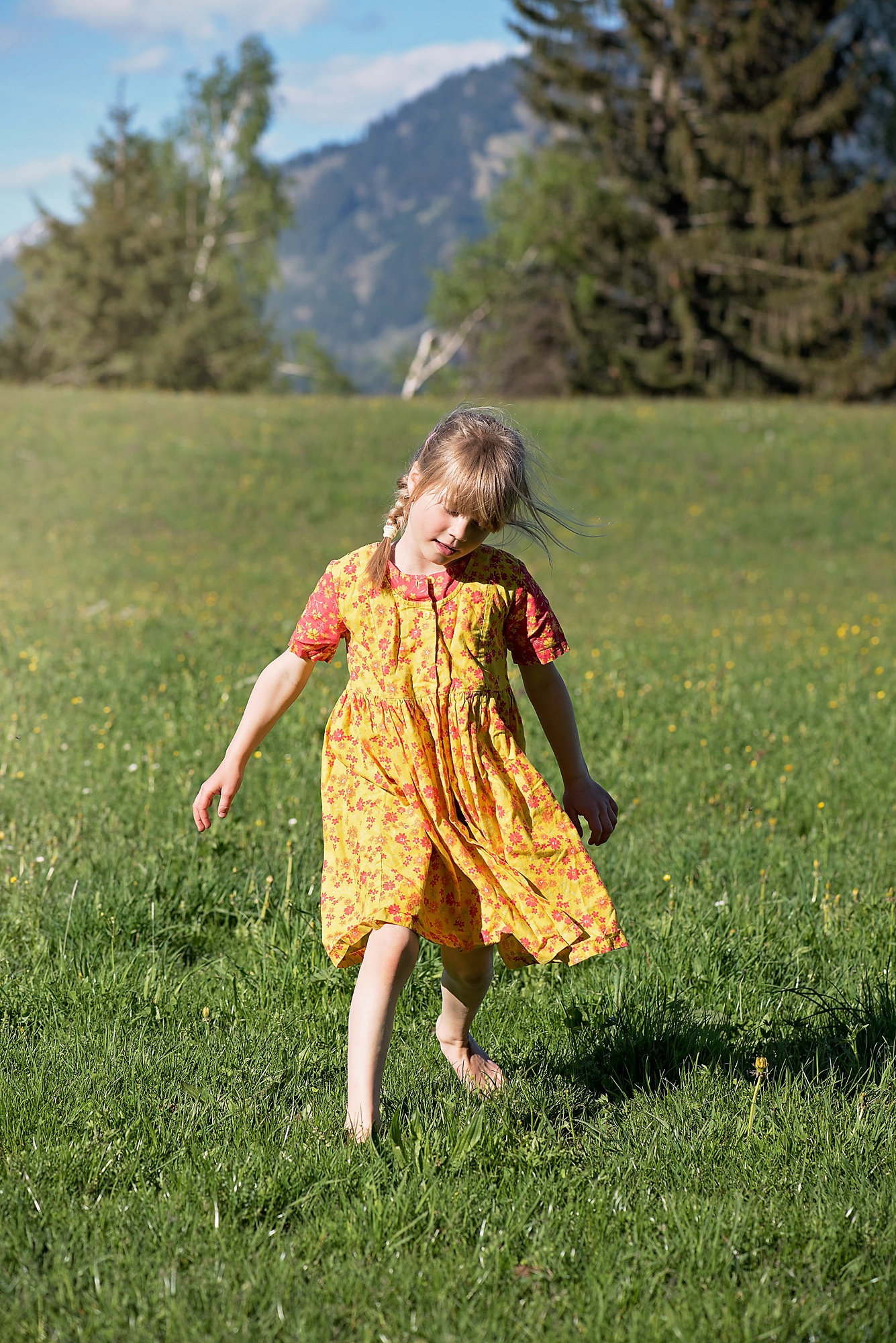 Human children. Девочка бежит. Девочка в платье бежит. Человек дитя природы. Дети бегут.
