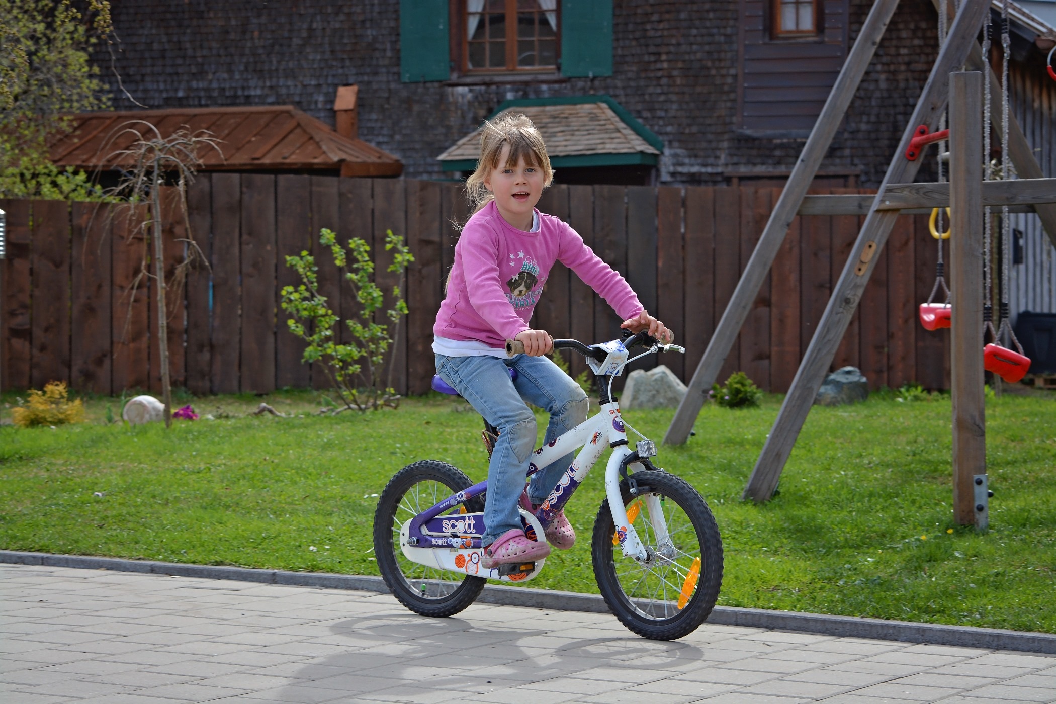 Где кататься детям до 14 лет. Дети с велосипедом. Дети катаются на велосипеде. Велик для детей. Малыш катается на велосипеде.
