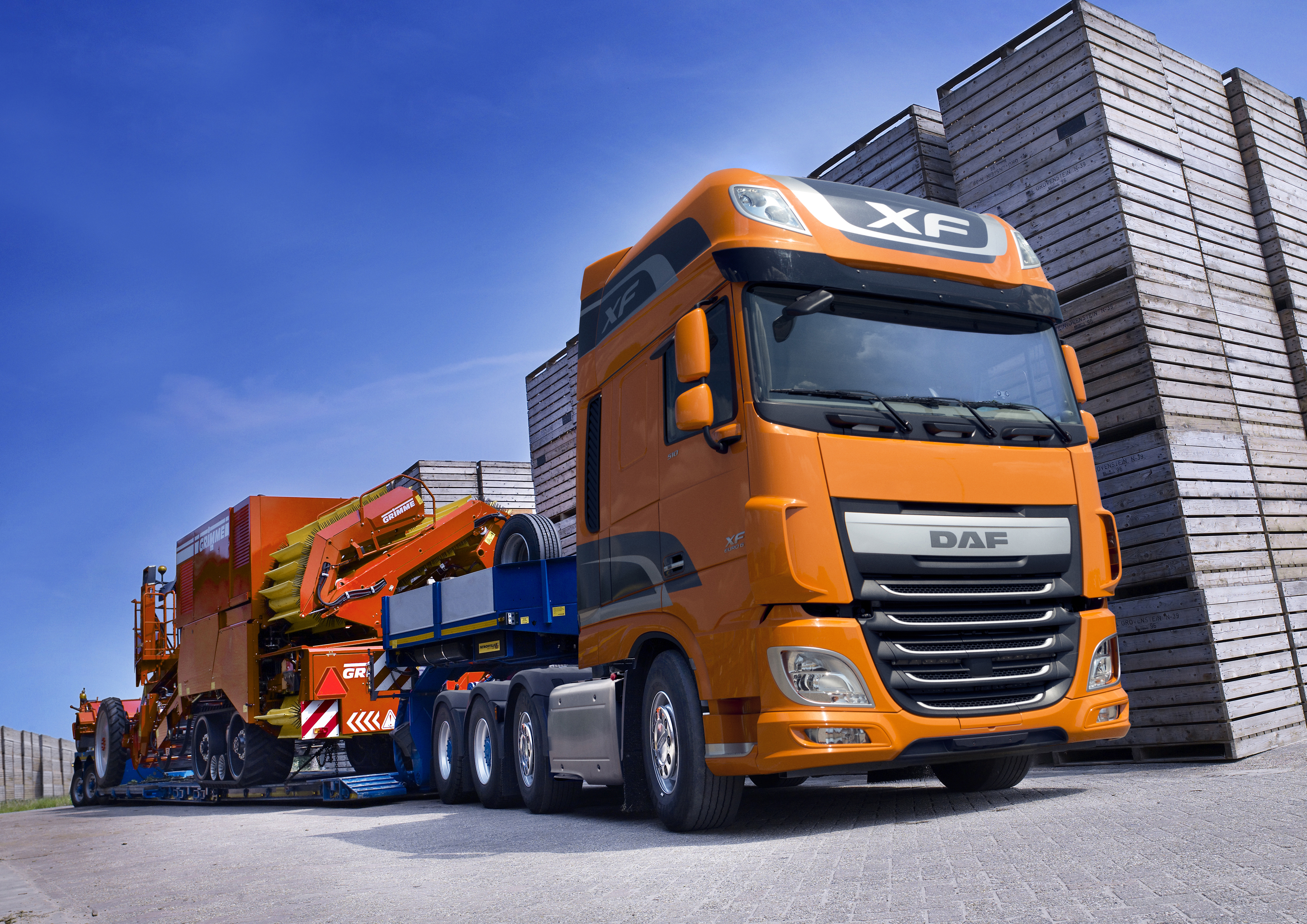 DAF launches Euro 6 CF and XF four-axle trucks - DAF Corporate