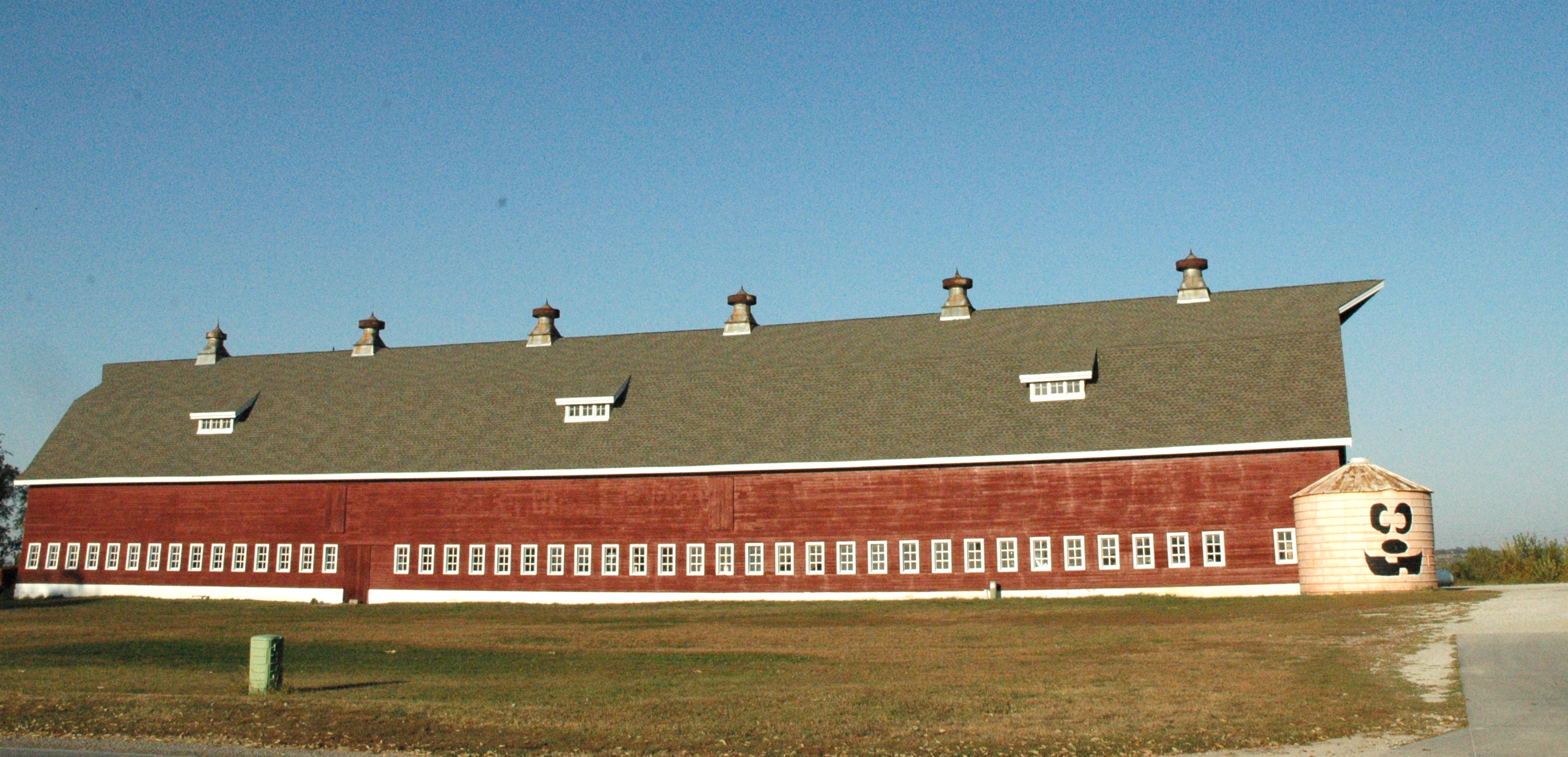 File:Ackerhurst-Dairy-Barn-Omaha-NE.jpg - Wikimedia Commons