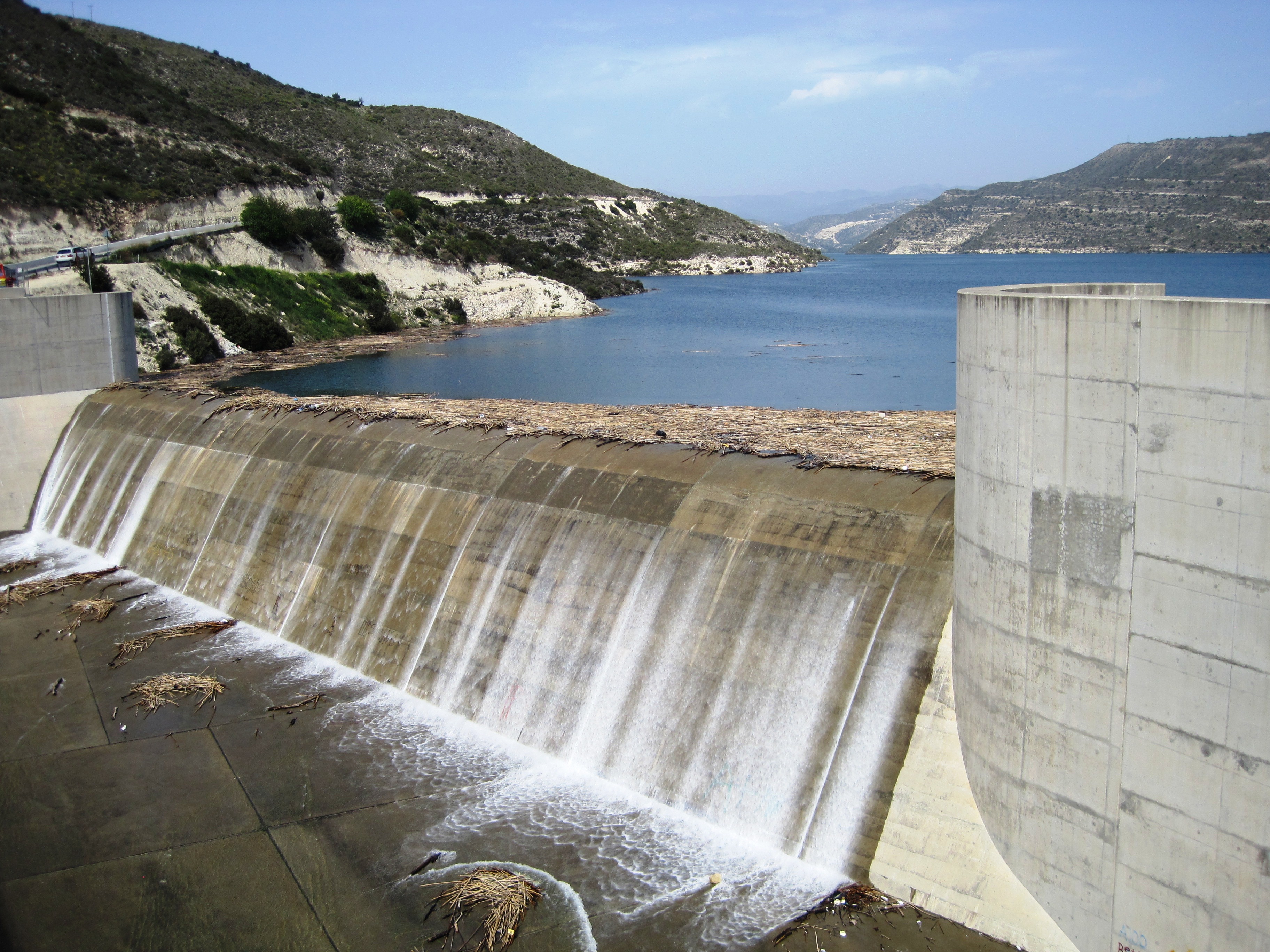 File:Kouris Dam - overflow day 8 April 2012.jpg - Wikimedia Commons