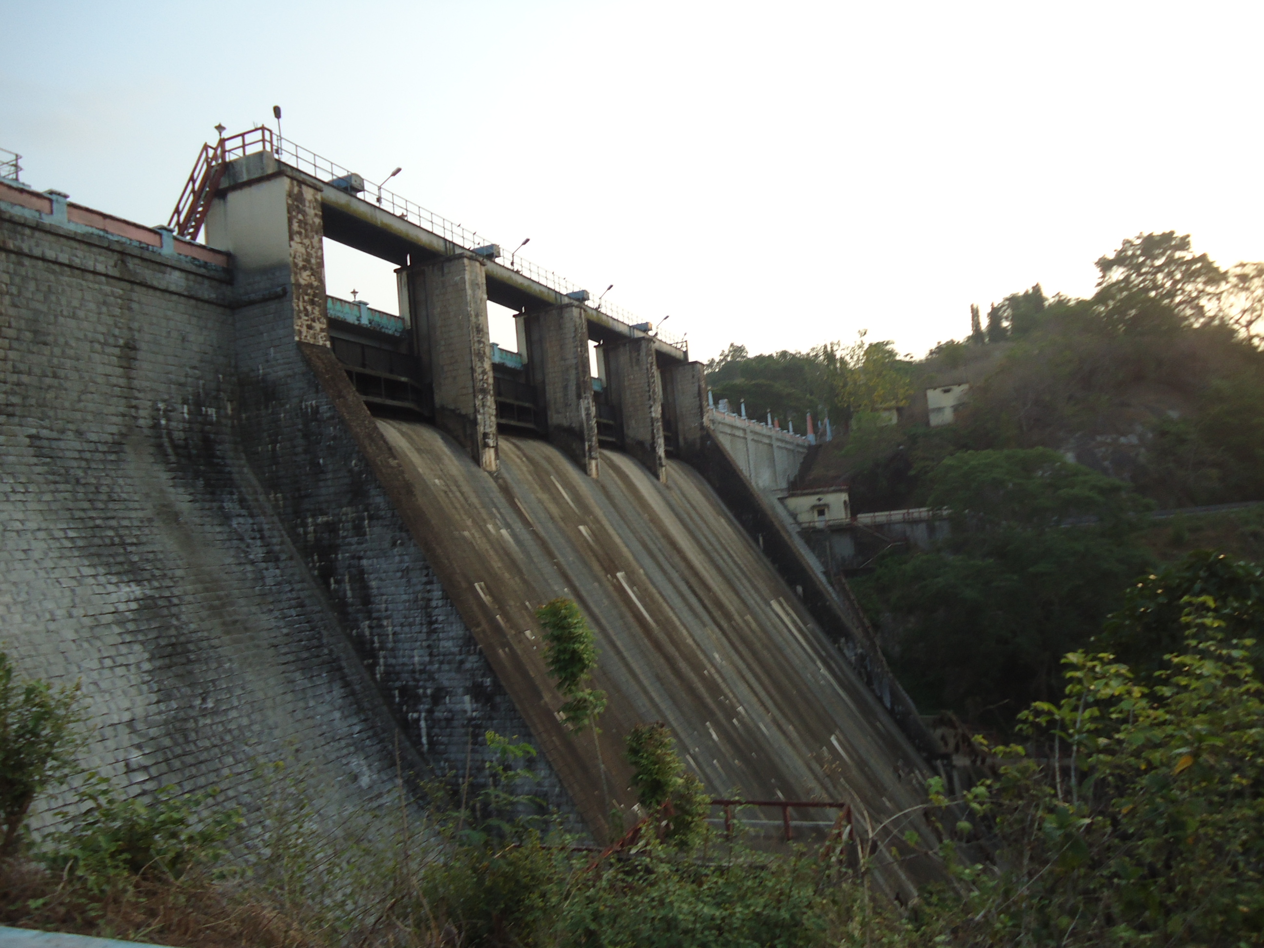 File:Peechi Dam Side View.JPG - Wikimedia Commons