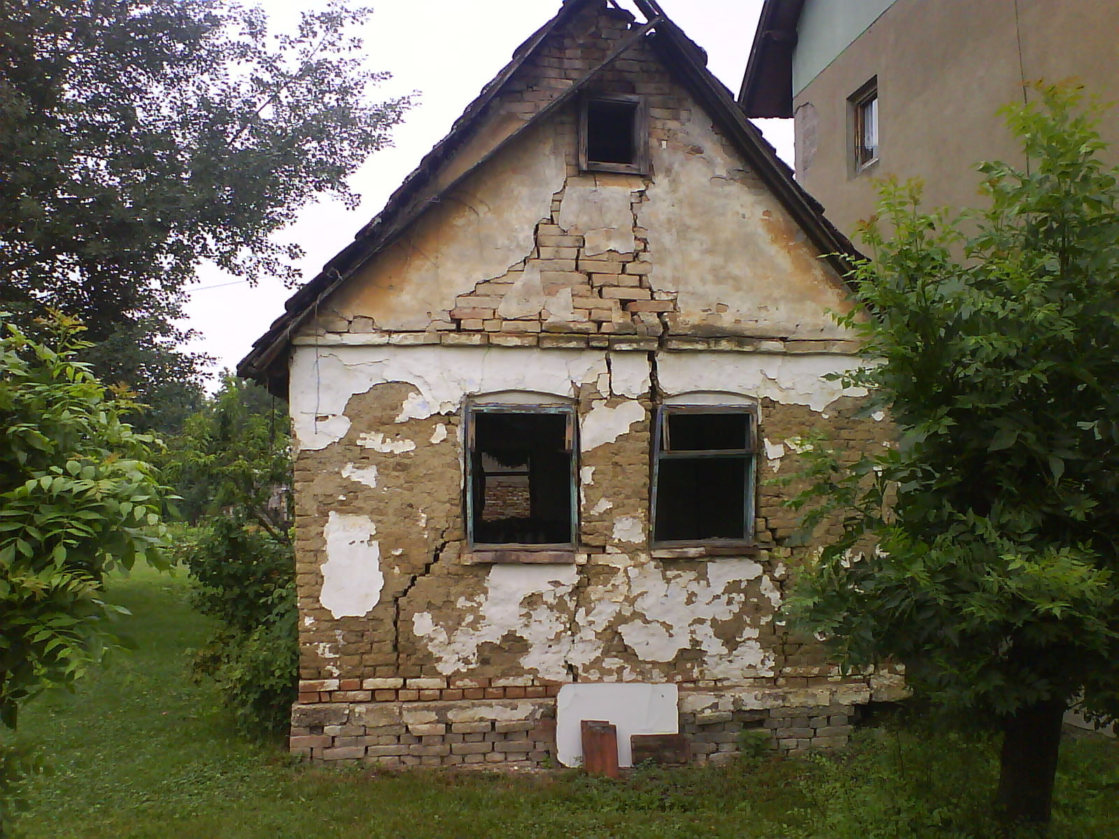 Small damaged House. by JulieLovesMusic on DeviantArt