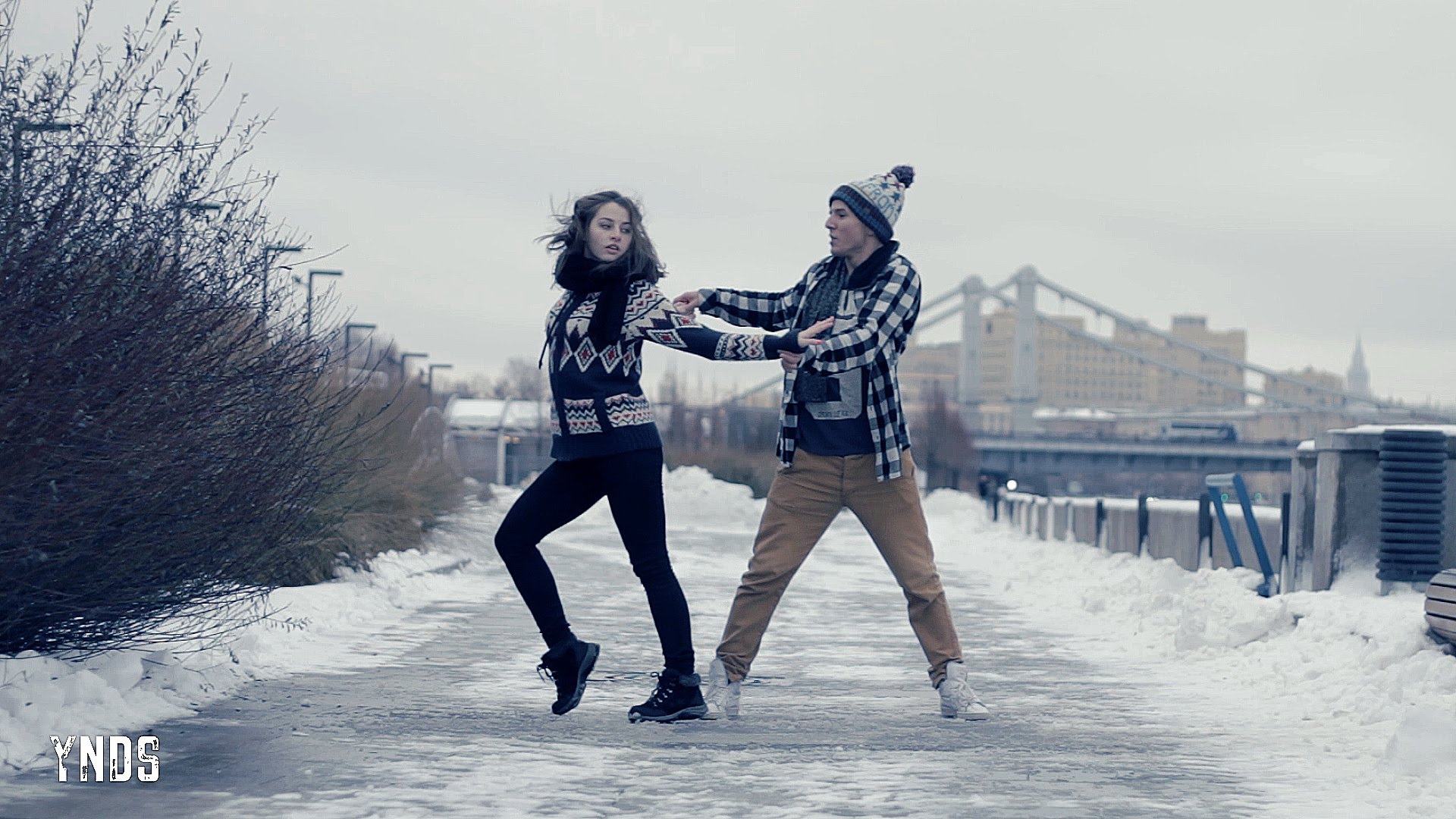 ROMANTIC WINTER STREET COUPLE DANCE | MOSCOW | YNDS - YouTube