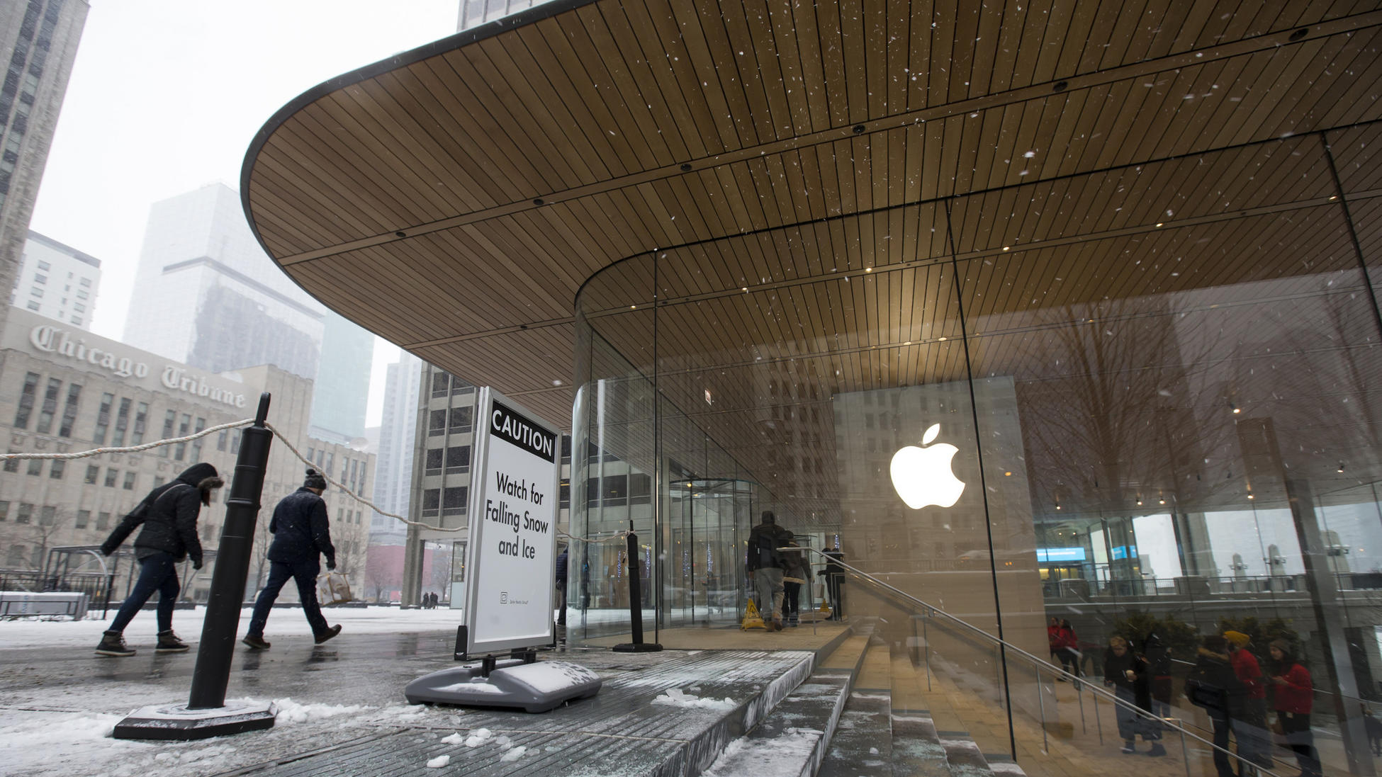 Apple has crazy excuse for dangerous icicles atop its Chicago store