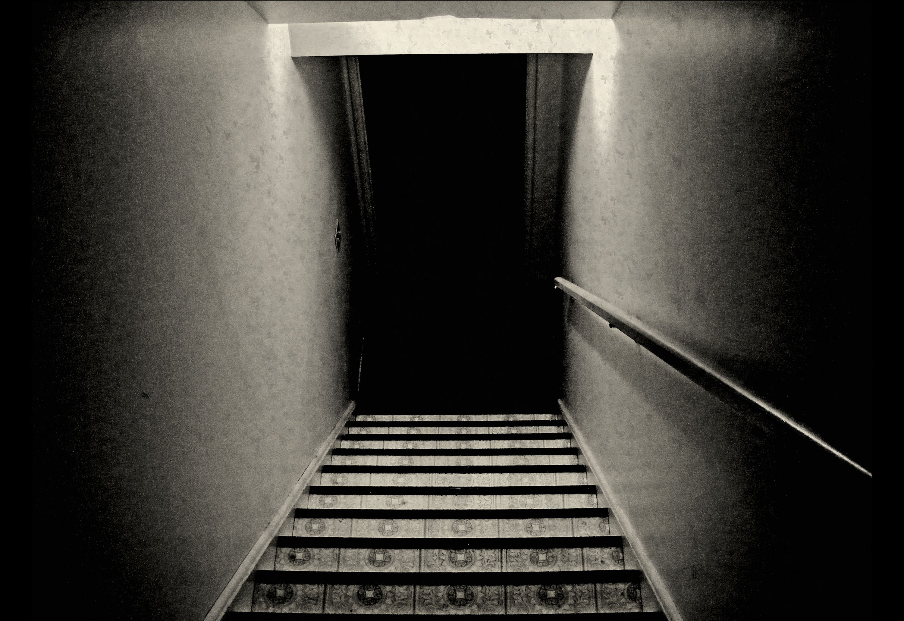 Страшные звук двери. Темная лестница. Лестница вниз. Мрачная лестница. Лестница вниз в темноту.
