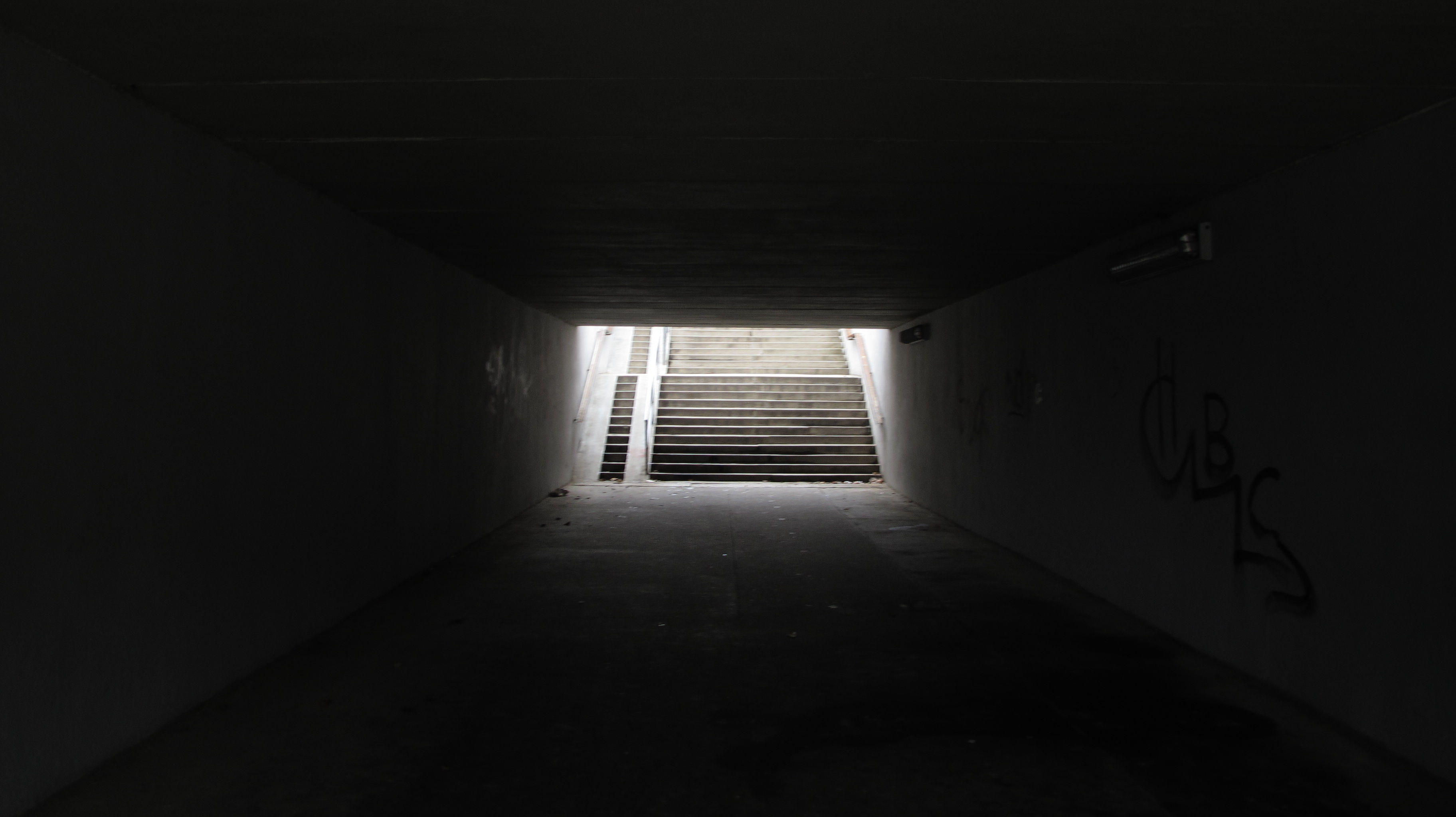 File:A dark underpass - panoramio.jpg - Wikimedia Commons
