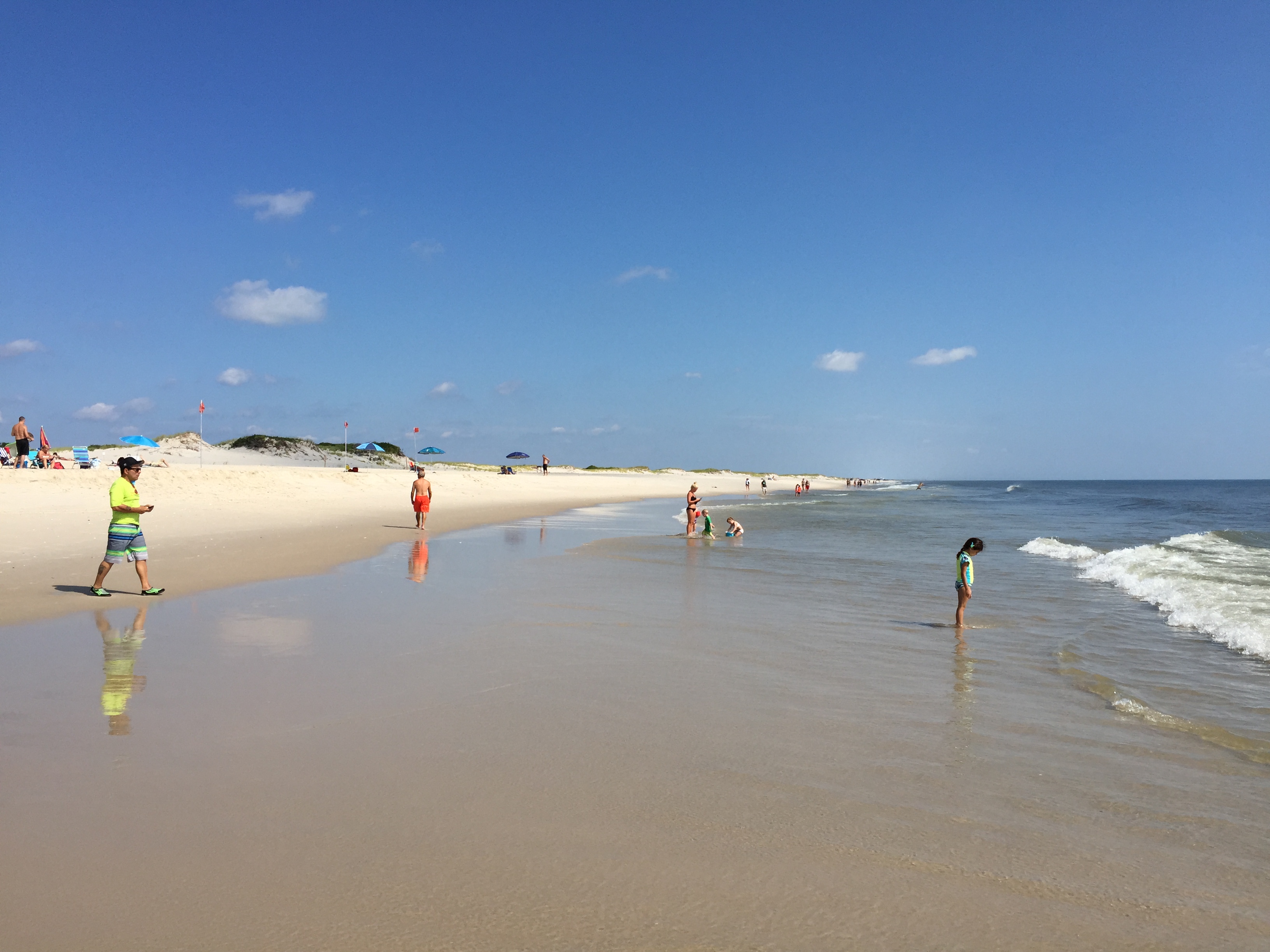 File:2016-08-14 10 21 18 View north up the beach from the waters ...