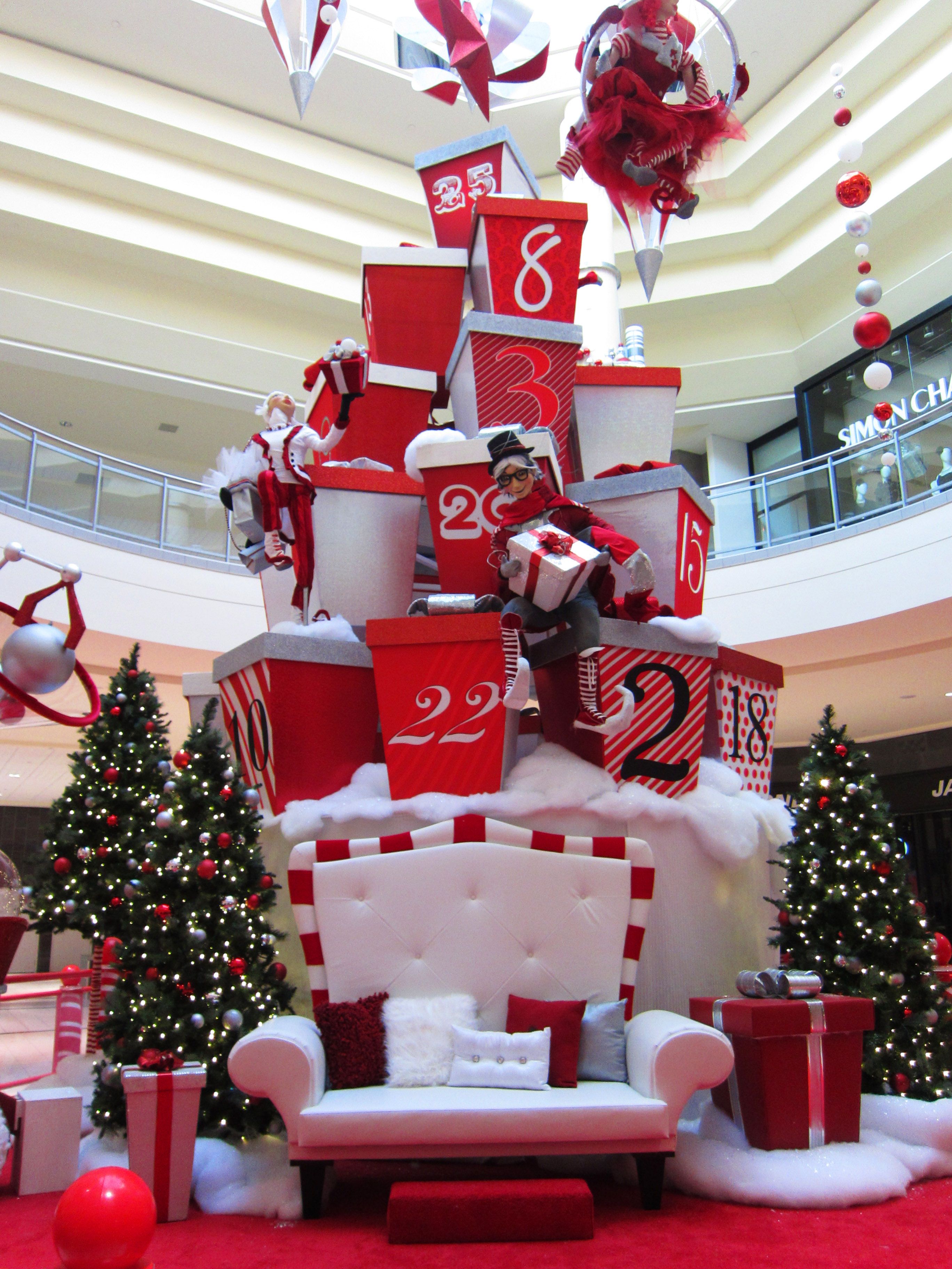Christmas decor for Upper Canada Mall / Décor de Noël | Xtmas ...