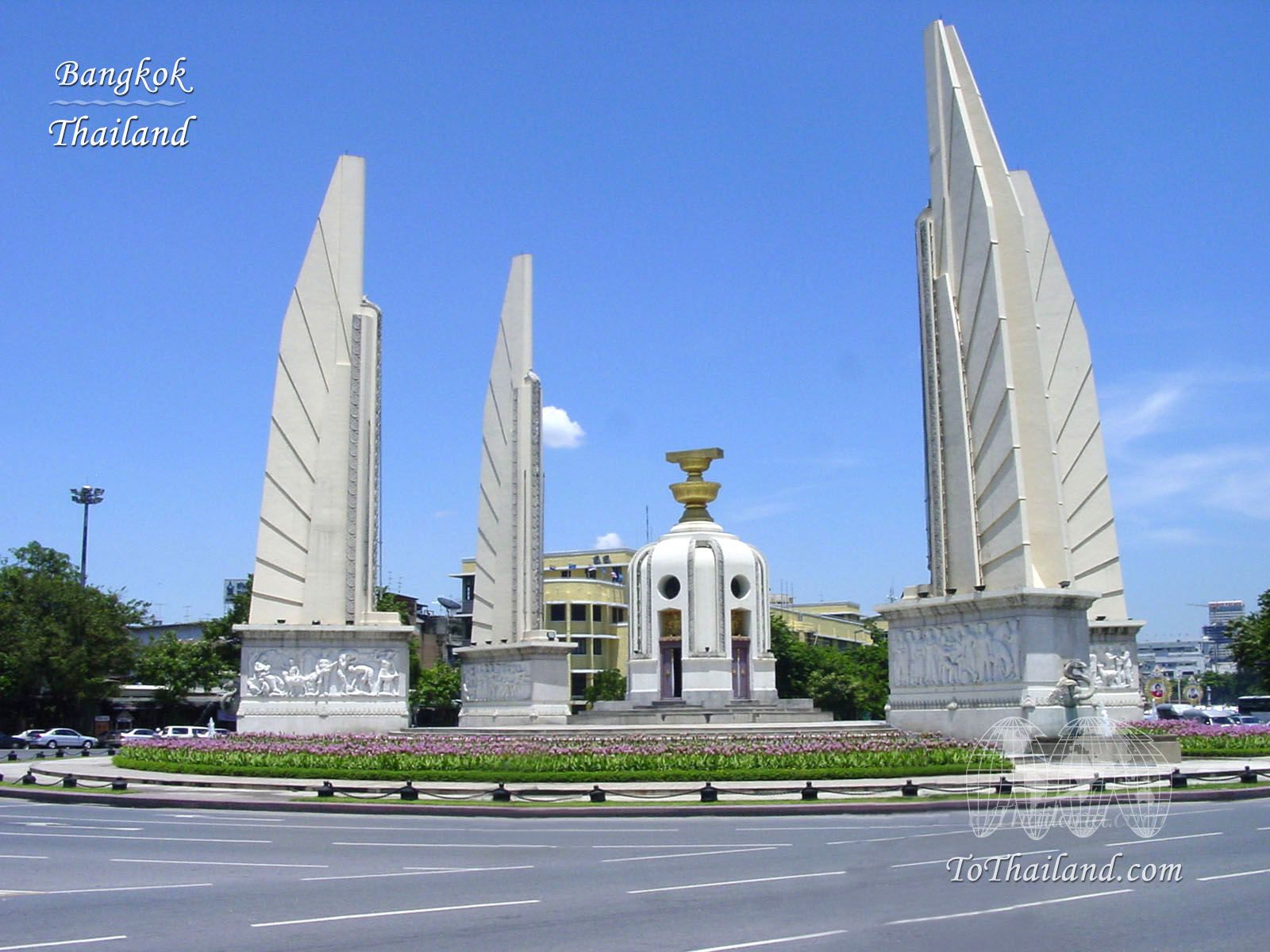 Democracy Monument, Ratchadumnoen Ave., Bangkok, Thailand | THAILAND ...