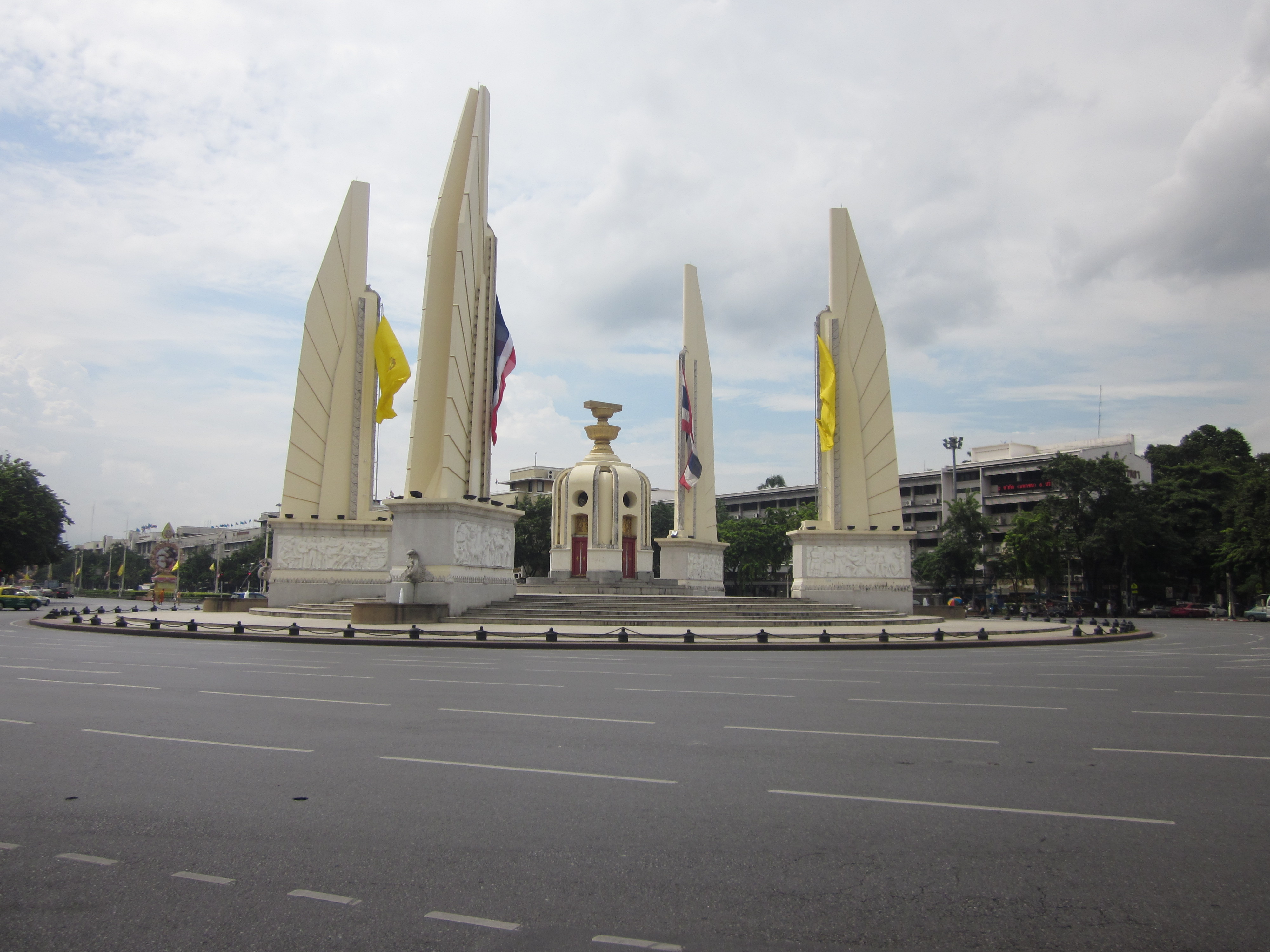 File:Monument of Democracy, Bangkok.jpg - Wikimedia Commons