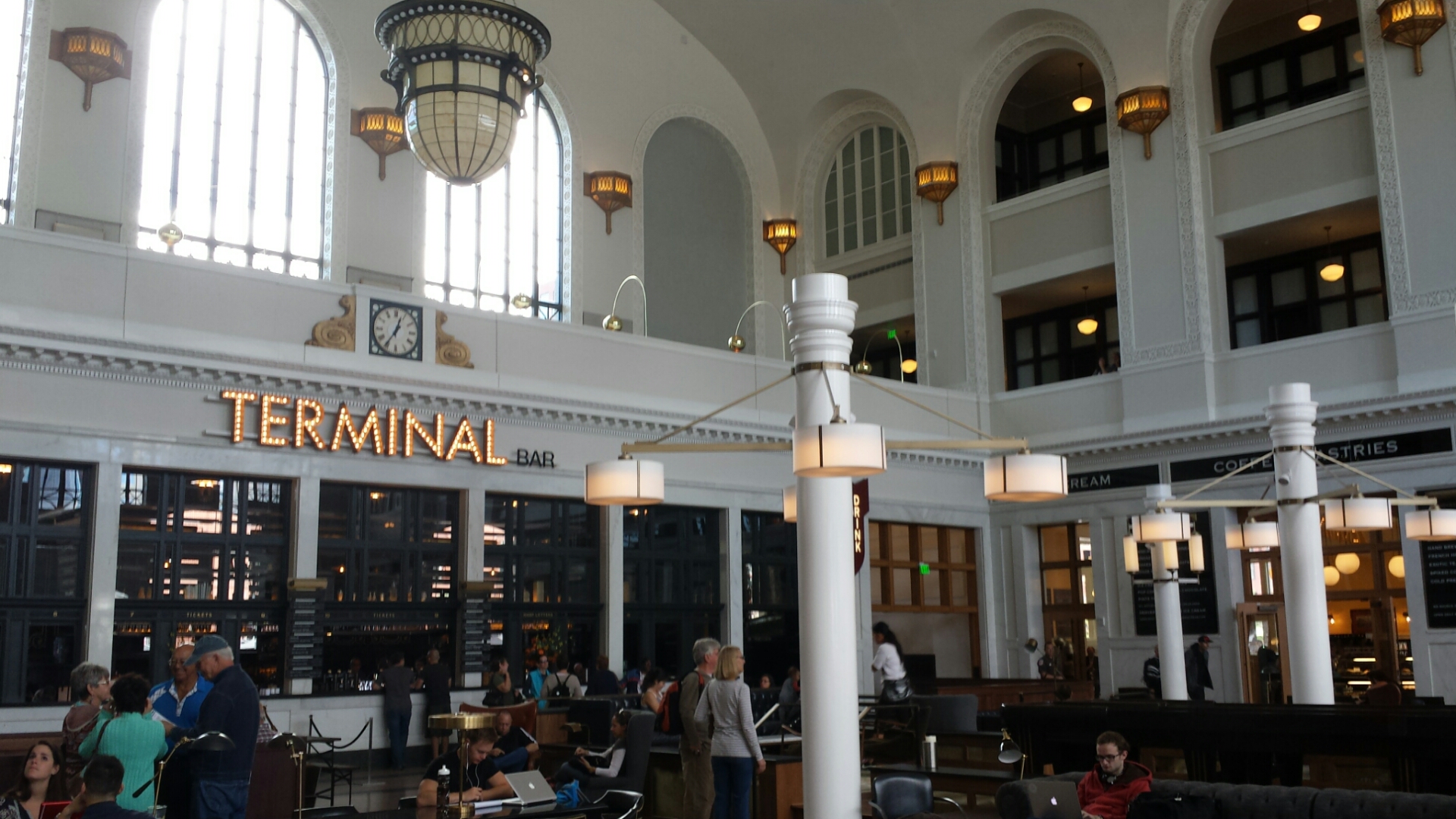 File:Union Station (Denver) interior.jpg - Wikimedia Commons