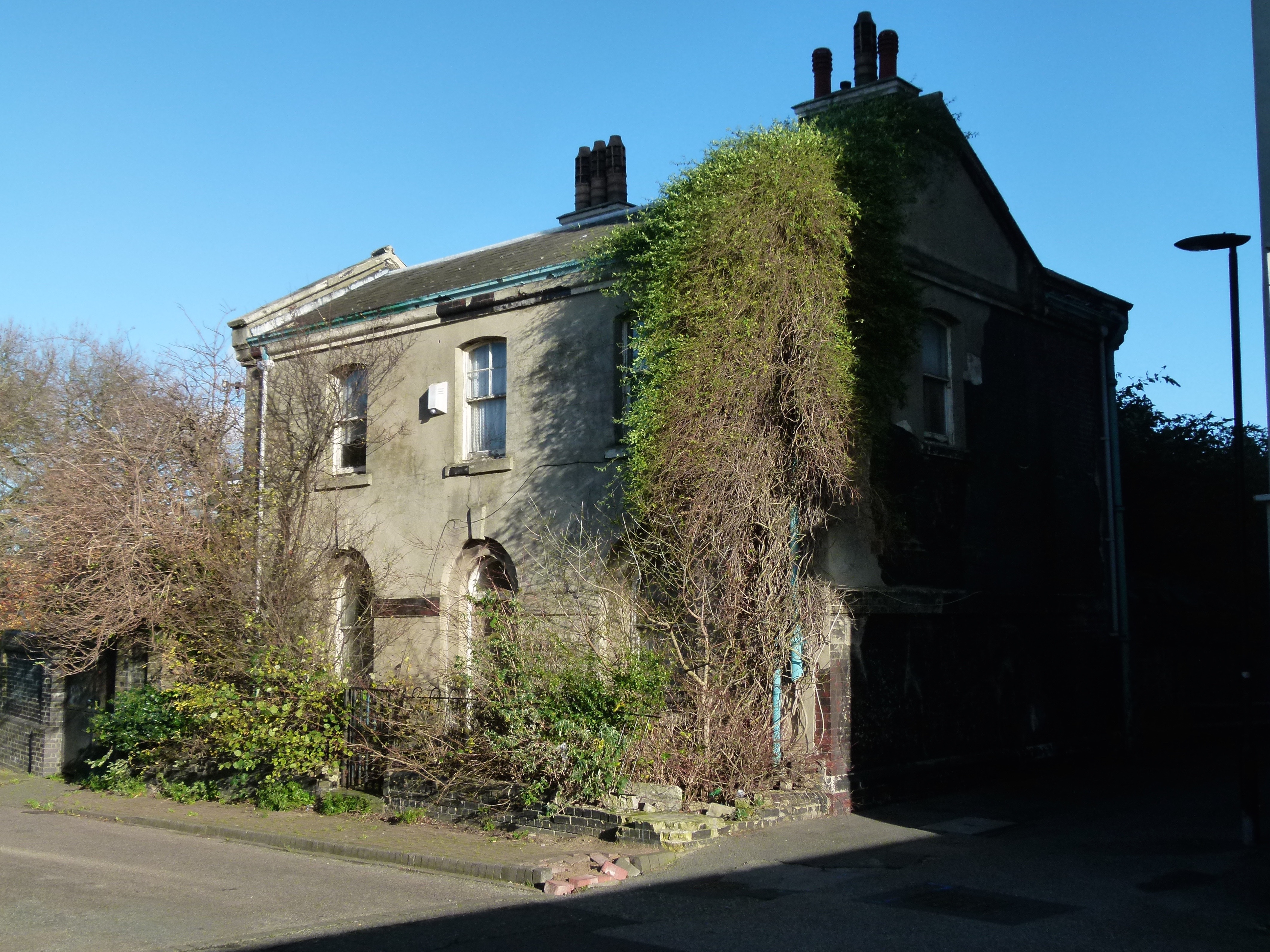 File:London, North-Woolwich, derelict house.jpg - Wikimedia Commons