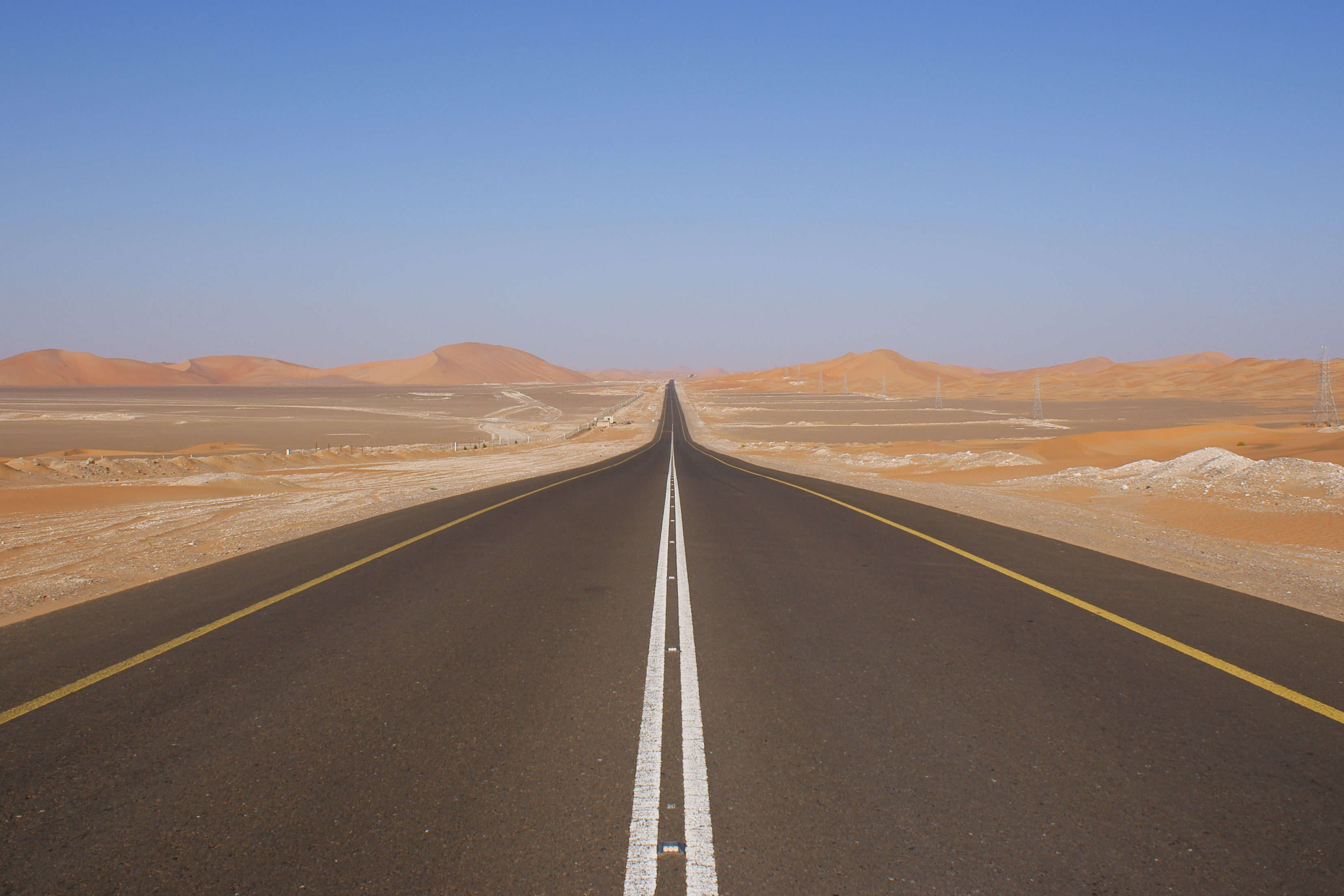 File:Desert road UAE.JPG - Wikimedia Commons