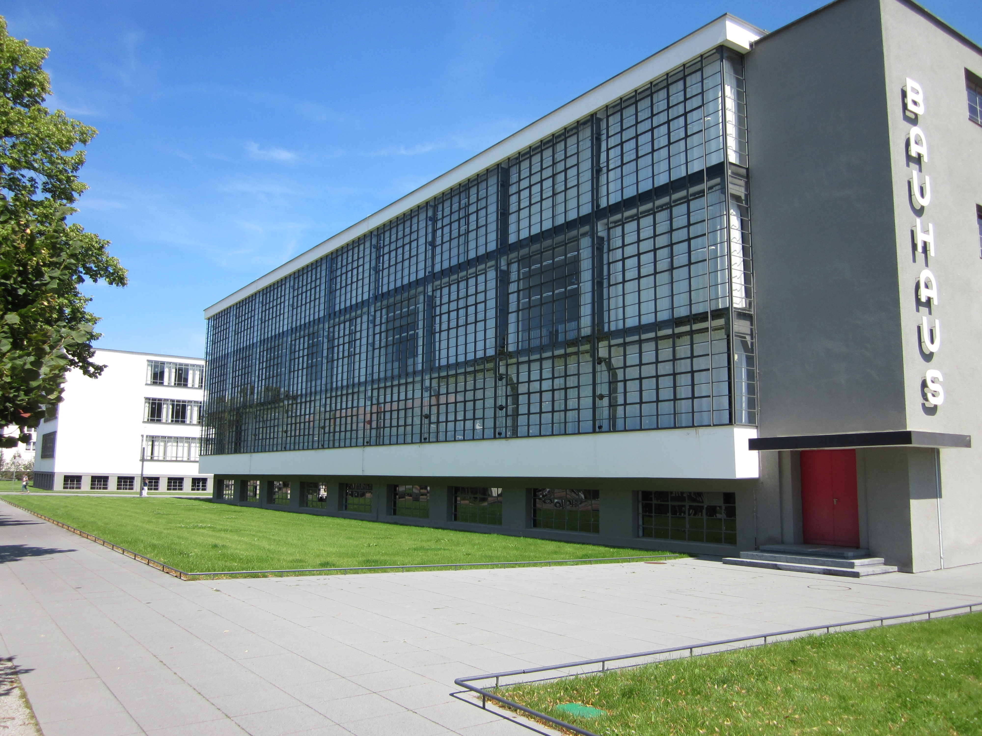 File:Bauhaus Dessau.jpg - Wikimedia Commons