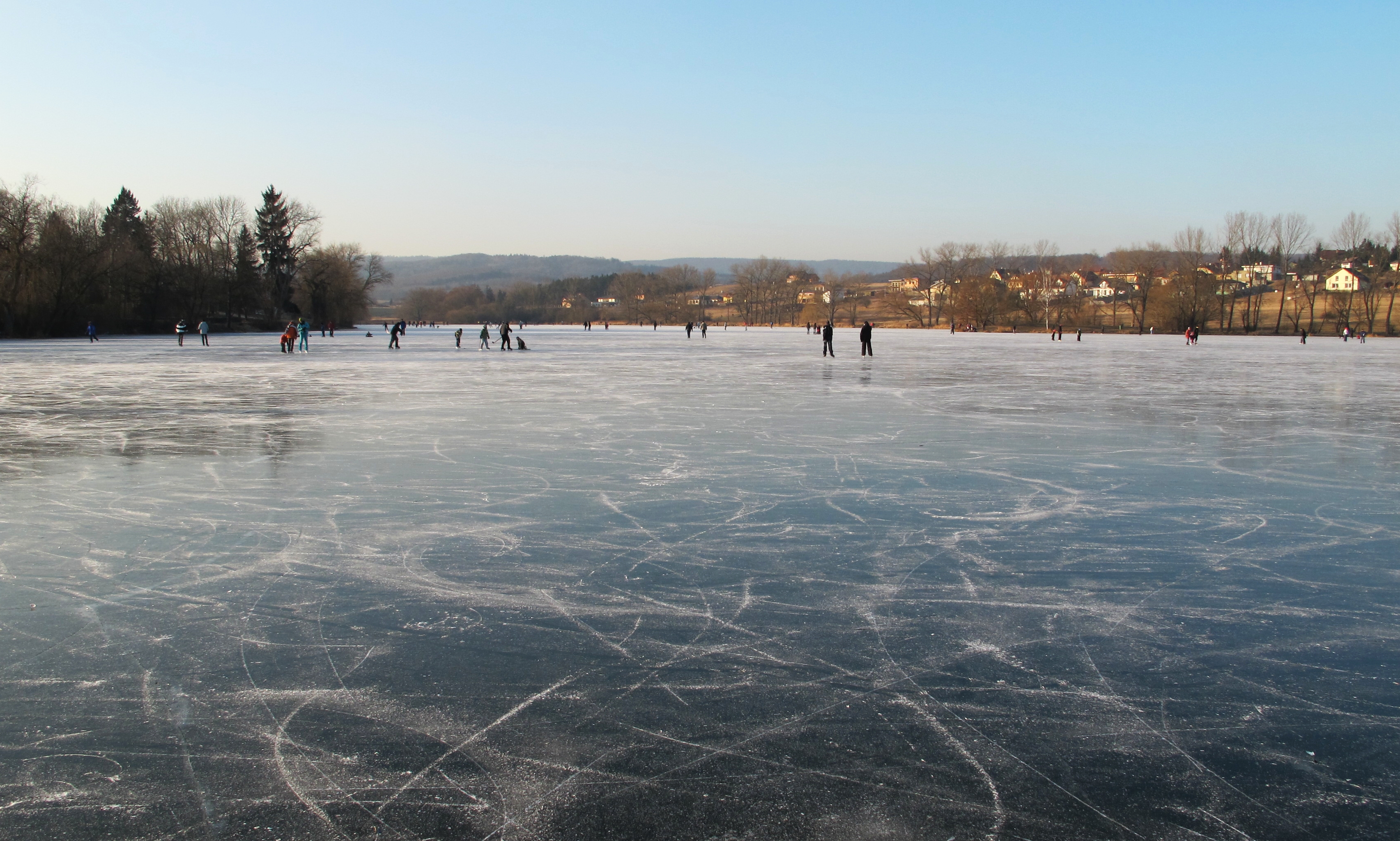 File:Frozen pond Papez in Dobris (5).jpg - Wikimedia Commons