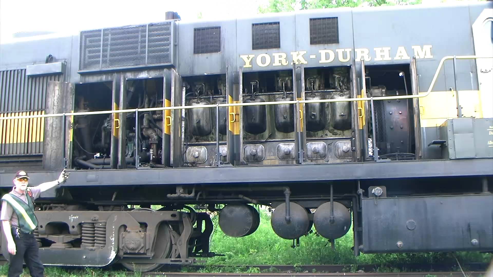 How It Works: Diesel Electric Locomotive - YouTube