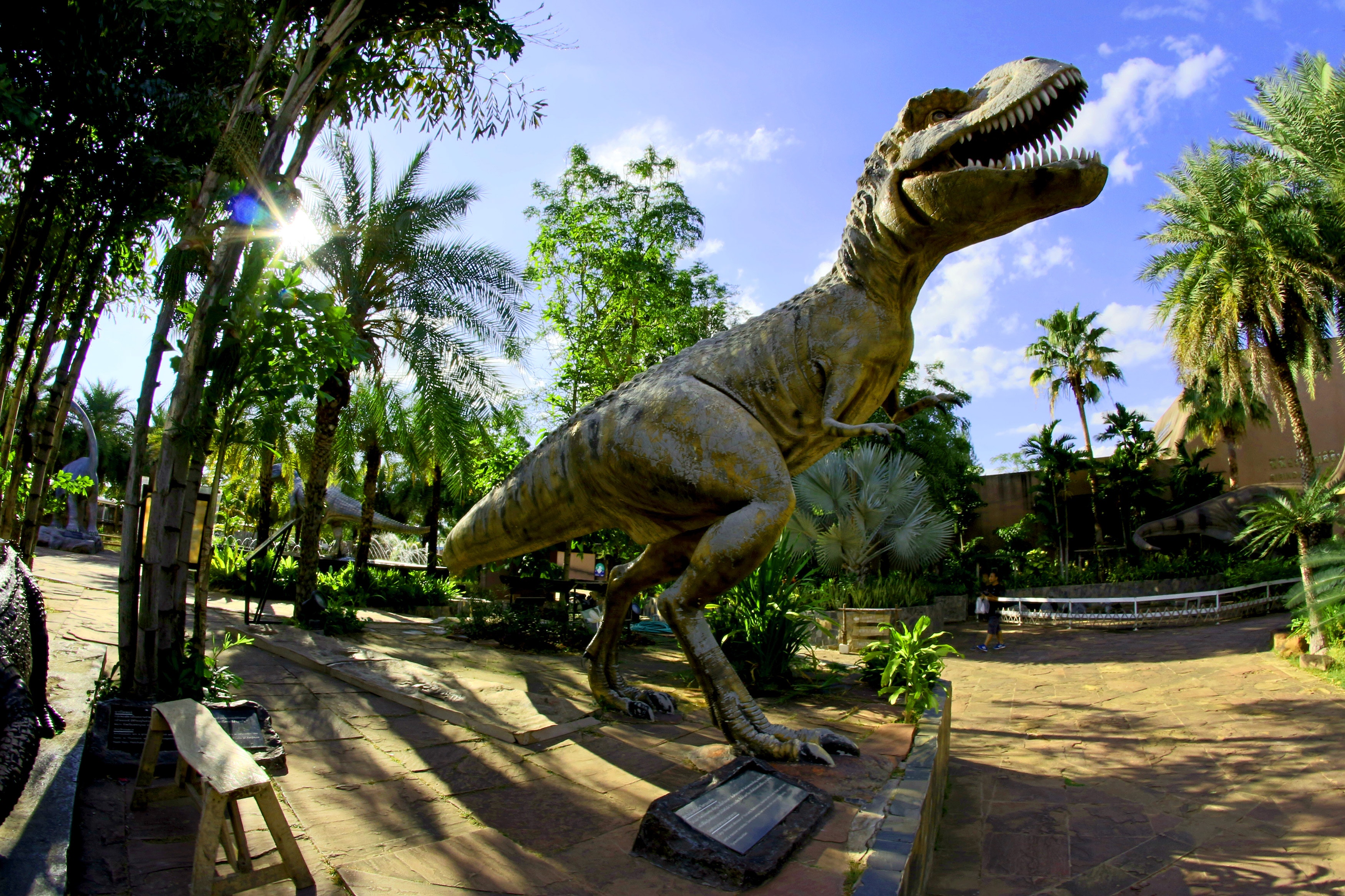 Dinosaur statue photo
