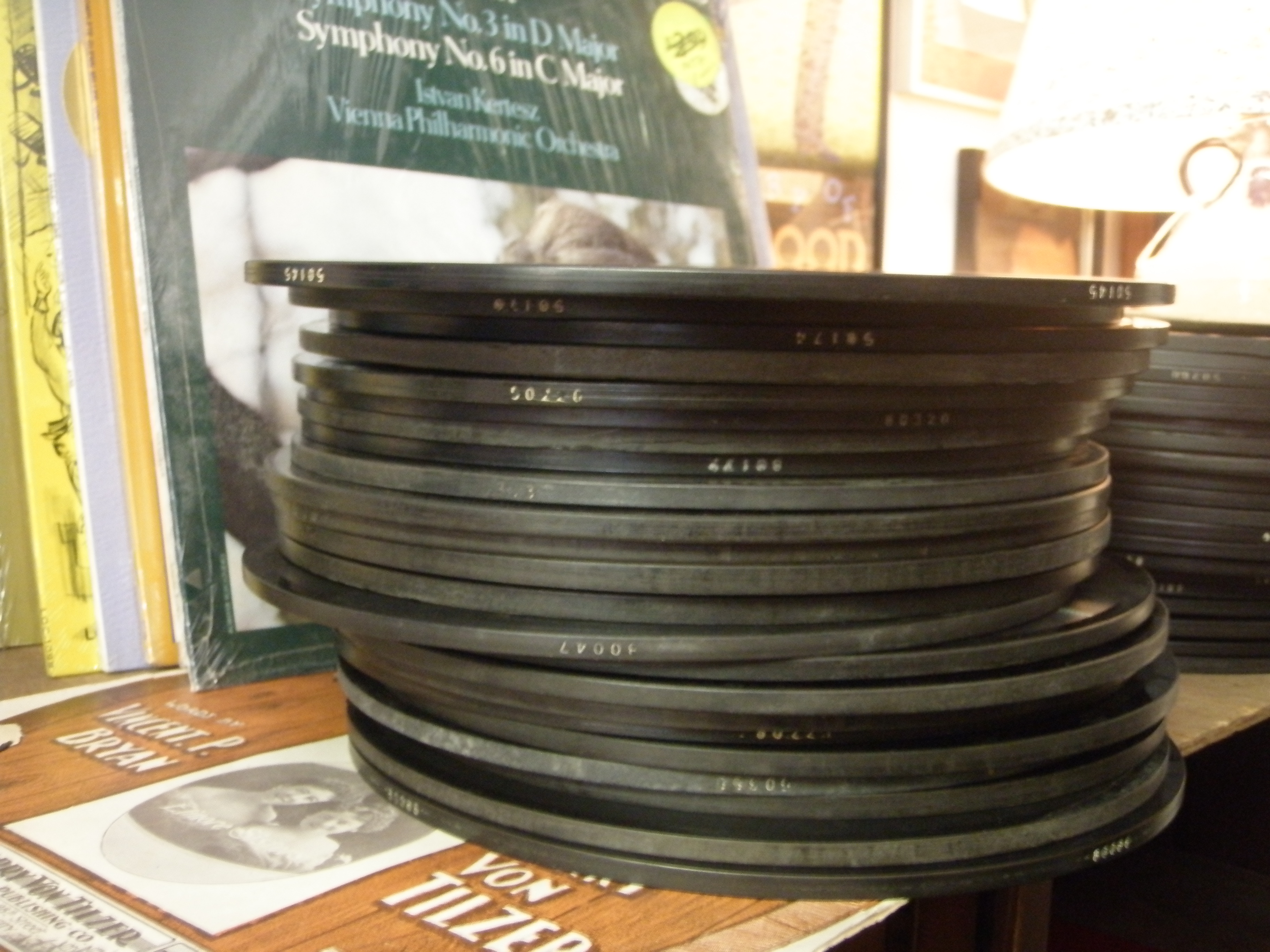File:Stack of 80 RPM Edison Disc Gramophone Records.jpg - Wikimedia ...