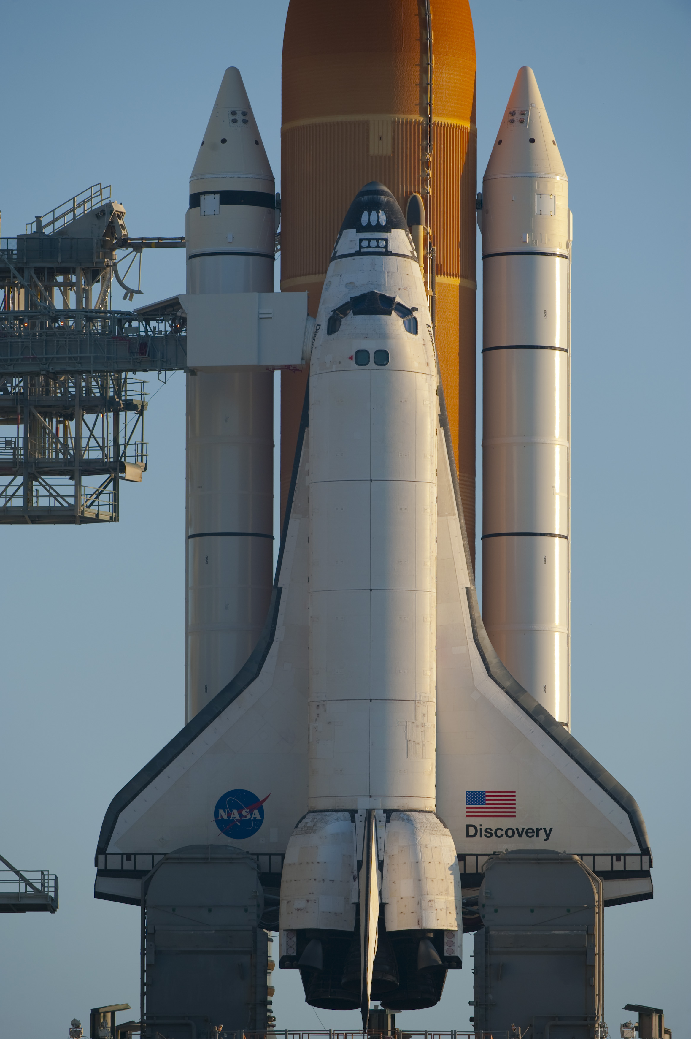 Space in Images - 2009 - 08 - Space Shuttle Discovery on the launch pad