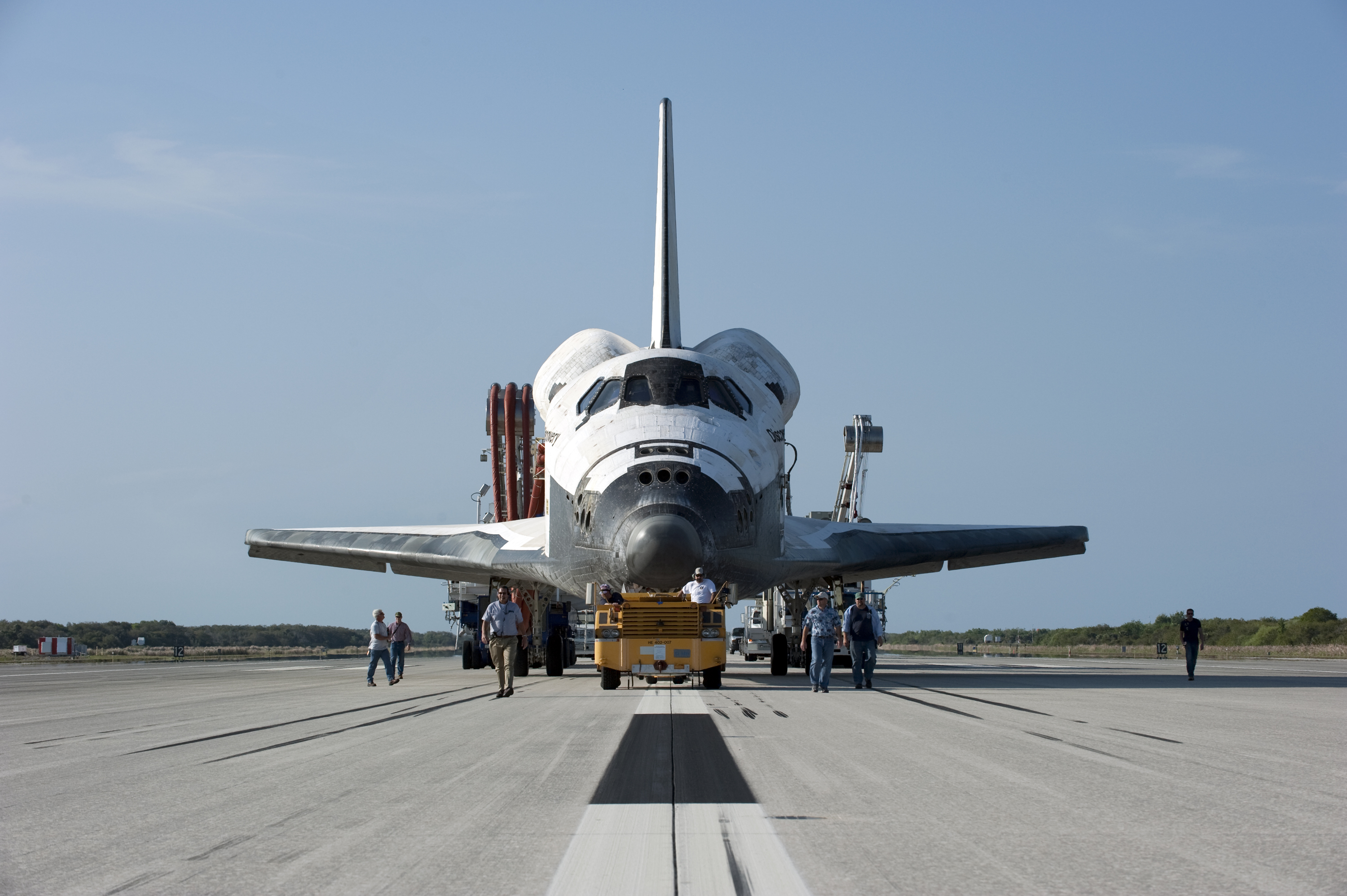 File:STS-133 Space Shuttle Discovery last towback.jpg - Wikimedia ...